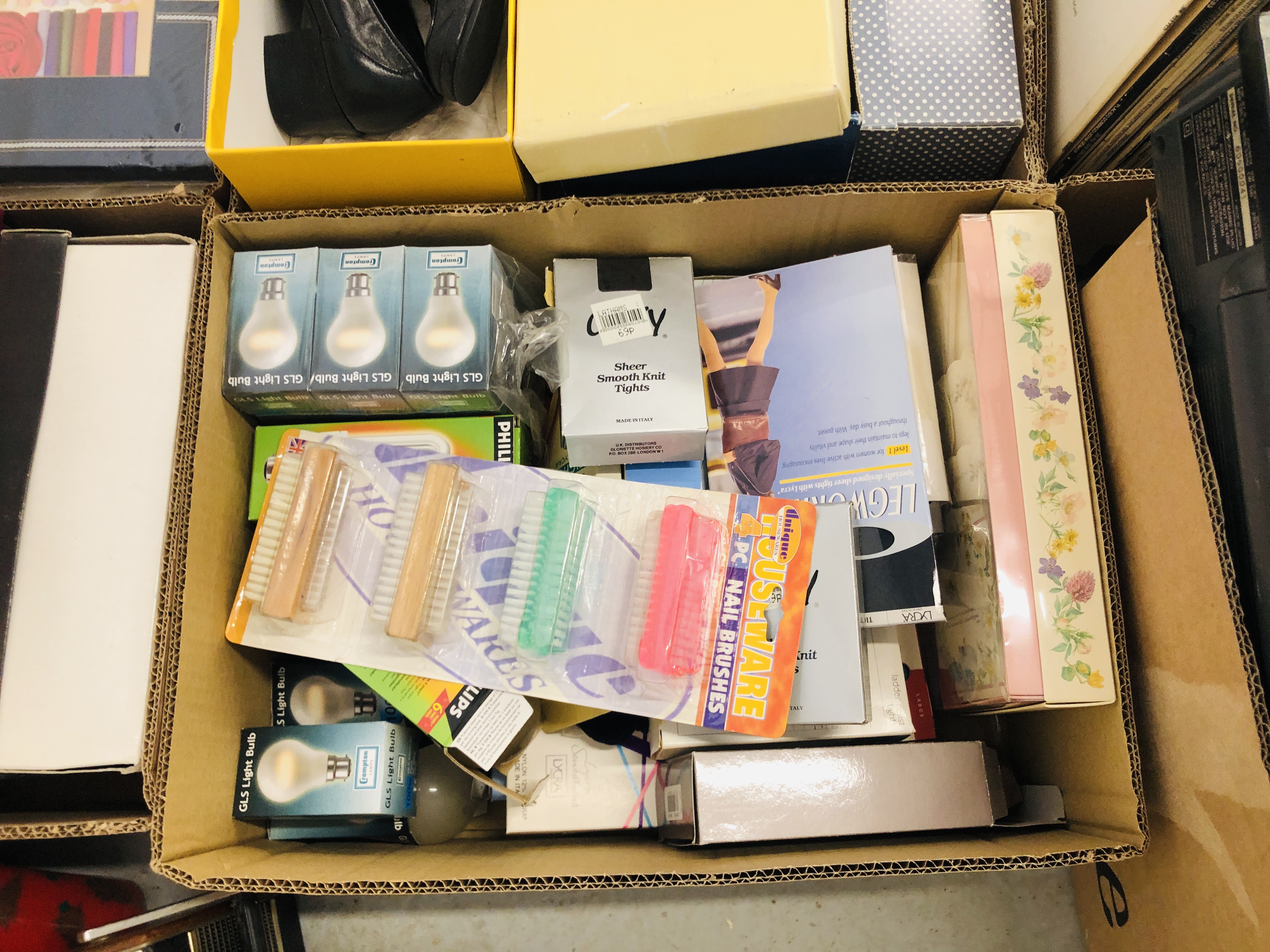 14 BOXES OF MIXED HOUSEHOLD SUNDRIES TO INCLUDE SHARP BOOM BOX AUDIO EQUIPMENT, RECORDS, - Image 4 of 22