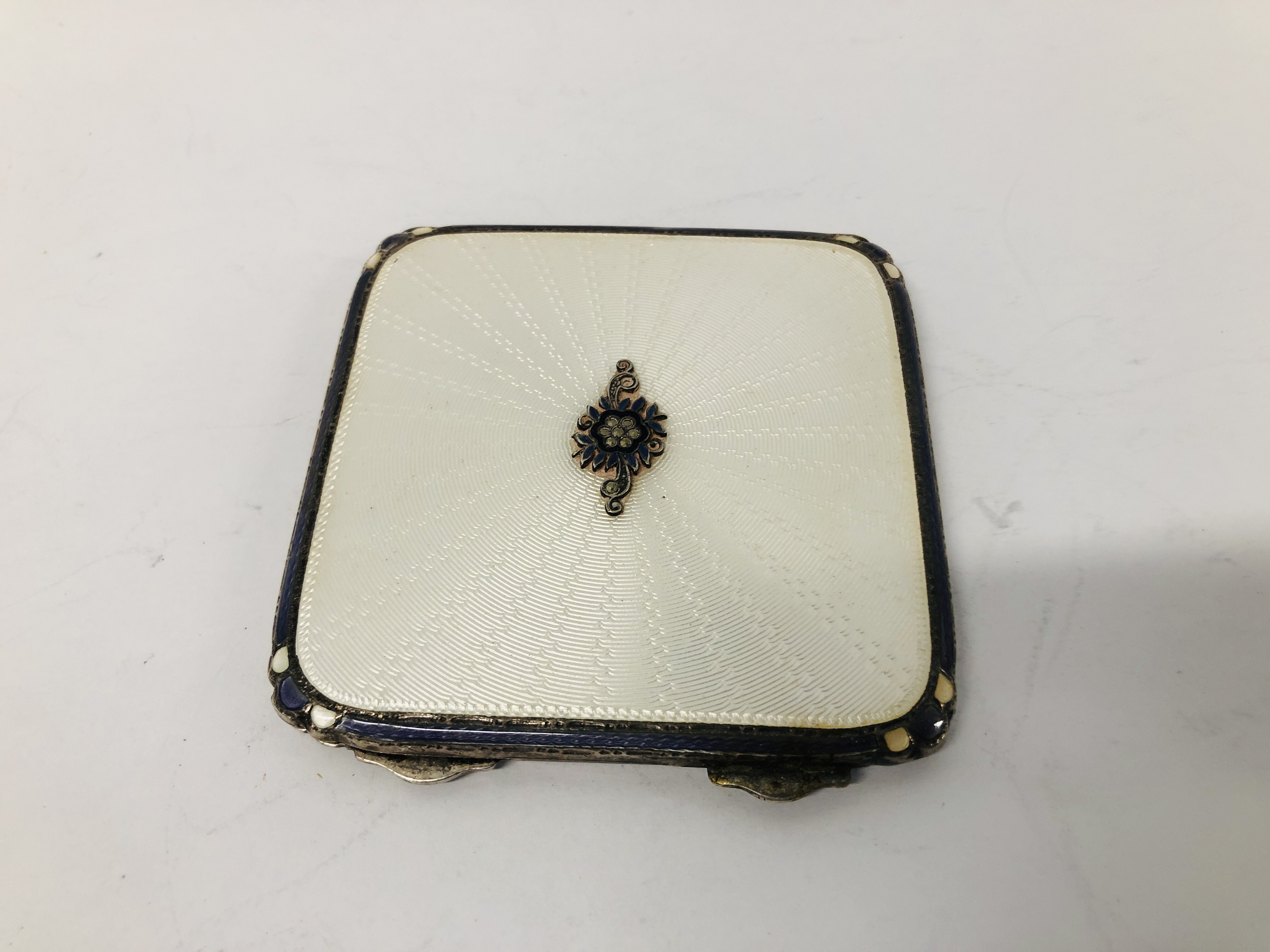 A SILVER AND WHITE ENAMEL COMPACT, BIRMINGHAM ASSAY, ALONG WITH A SILVER CIGARETTE CASE, - Image 9 of 14