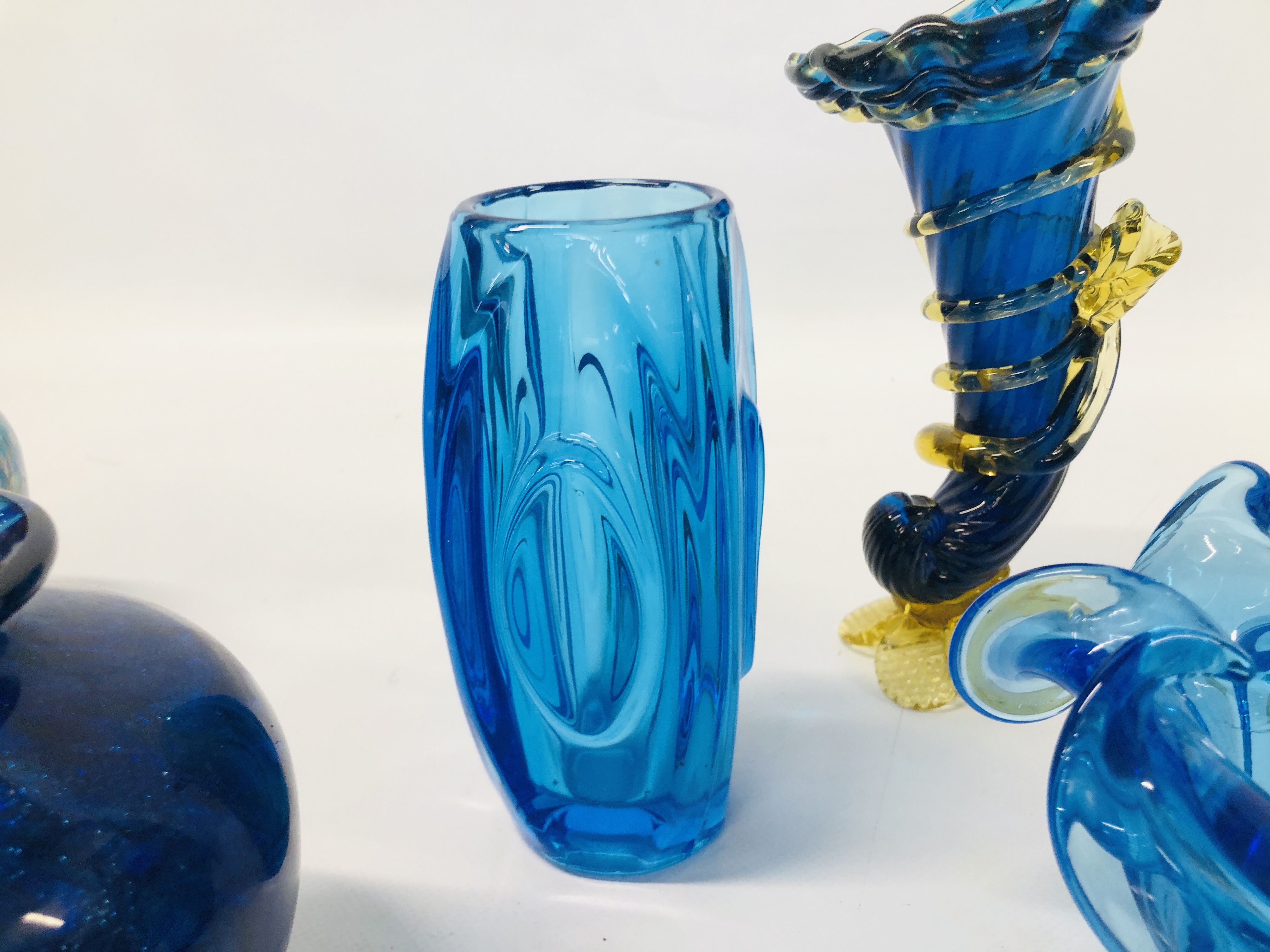 TWO ART GLASS VASES, BOWL AND A WHITE FRYER STYLE VASE AND A VINTAGE VASE IN THE FORM OF A SHELL. - Image 4 of 6