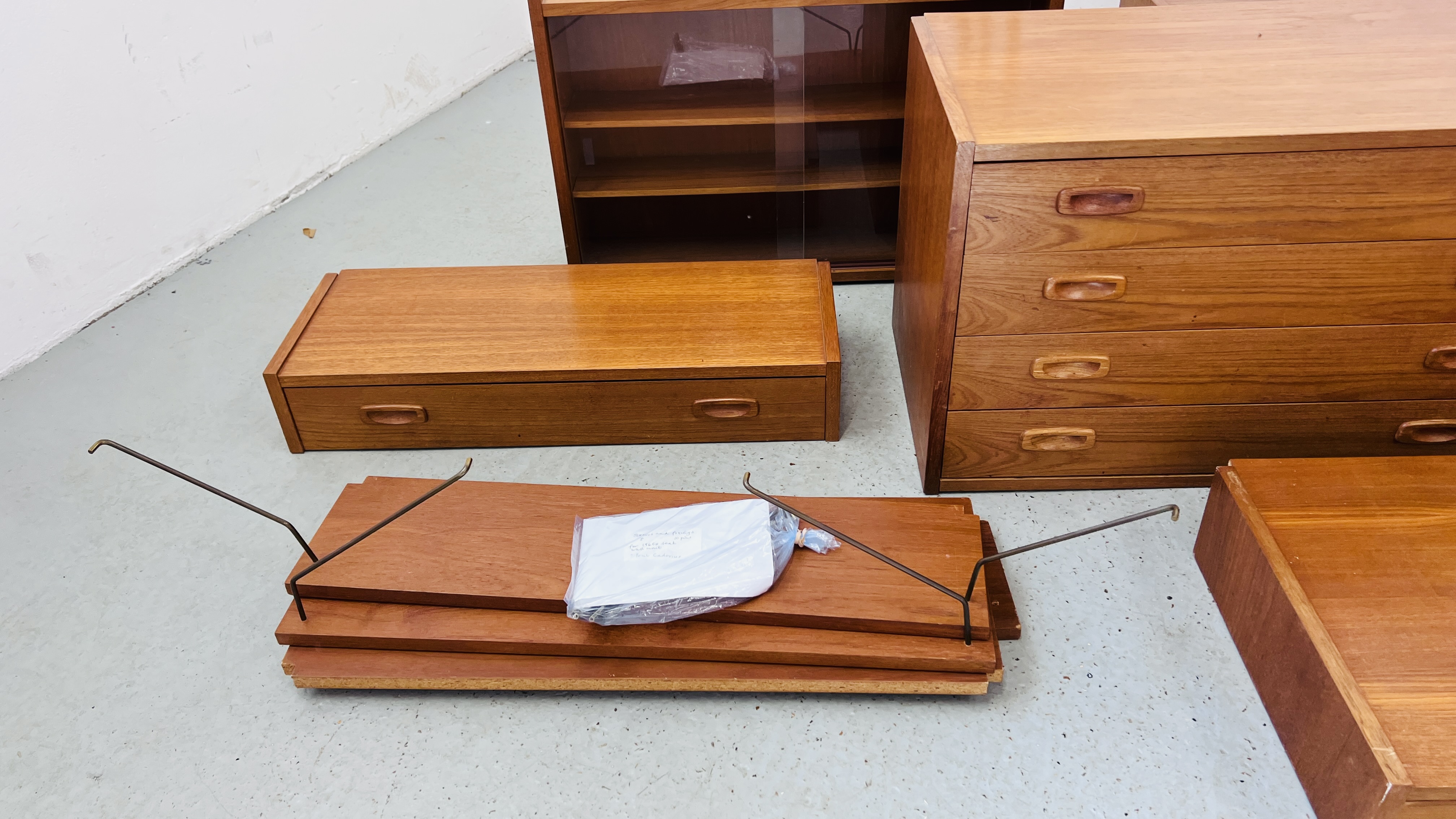 A MID CENTURY TEAK FINISH MODULAR LADDER RACK STORAGE SYSTEM IN THE STYLE OF POUL CADOVIUS. - Image 4 of 7