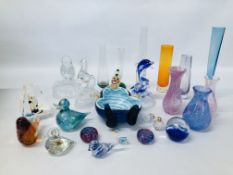 COLLECTION OF ASSORTED ART GLASS CABINET ITEMS TO INCLUDE PAPERWEIGHTS AND VASES, ETC.