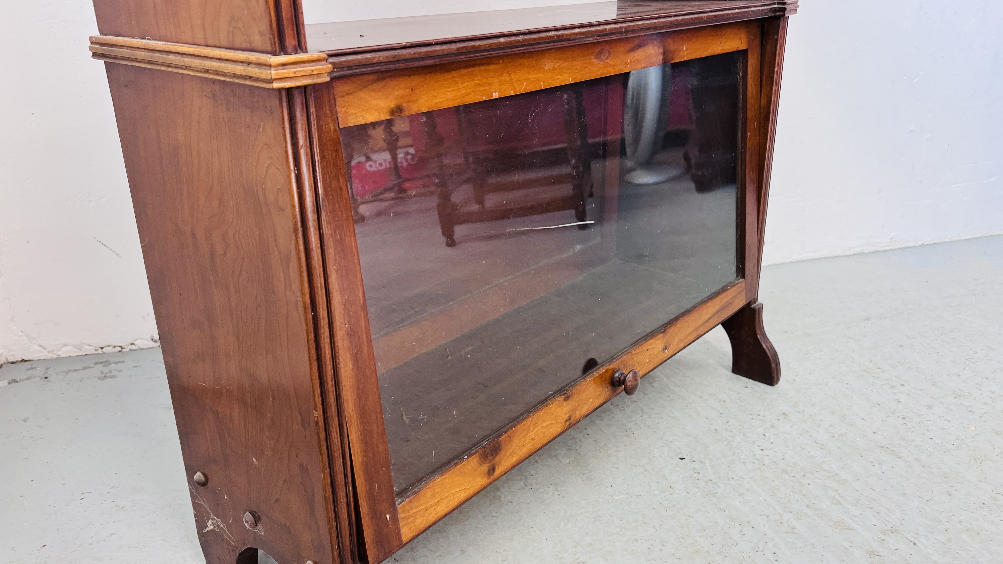 AN ANTIQUE MAHOGANY FALLING FRONT BUREAU WITH FITTED INTERIOR AND BOOKCASE BELOW W 84CM, D 32CM, - Image 8 of 10