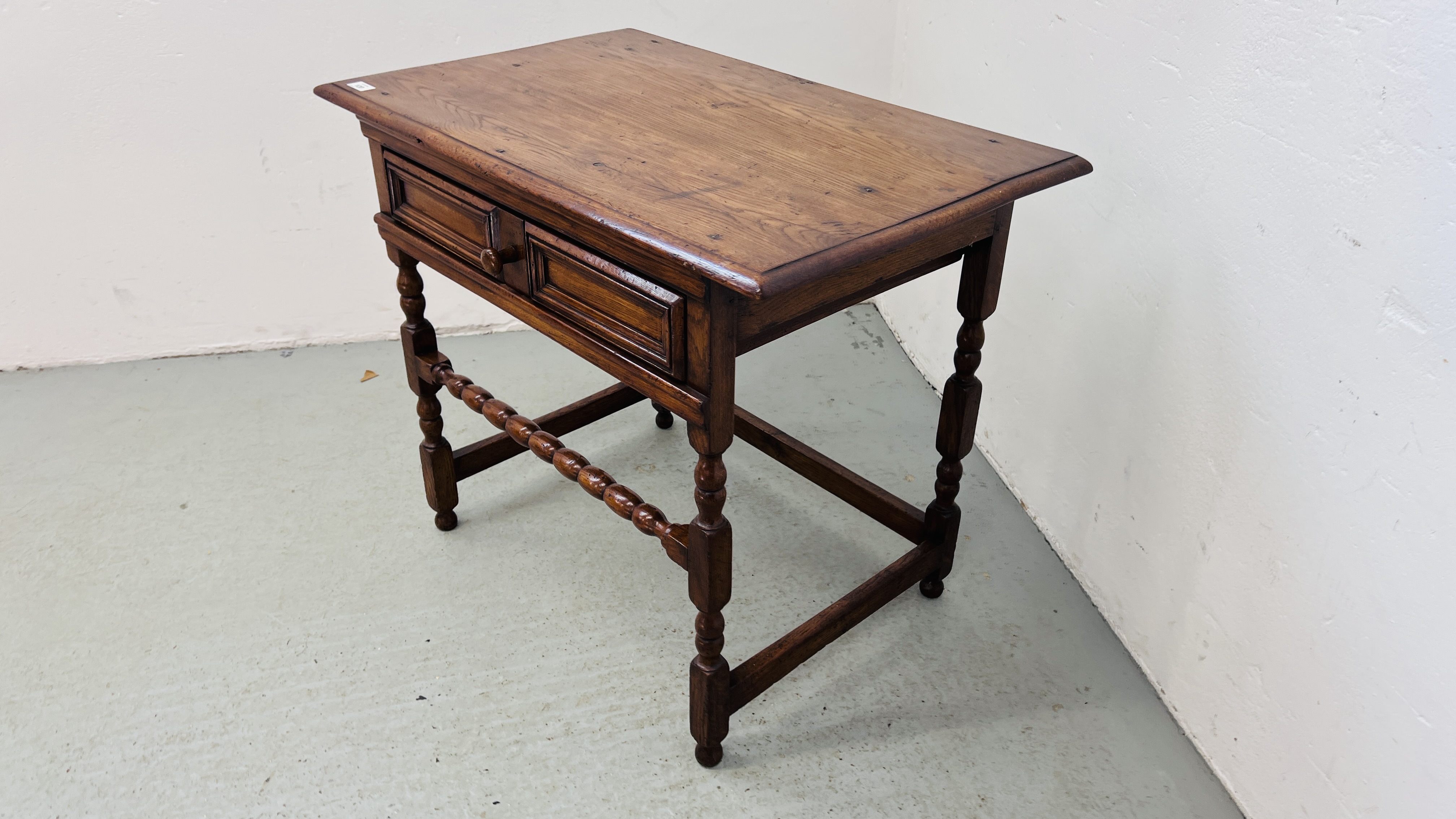 A GOOD QUALITY REPRODUCTION SOLID OAK SINGLE DRAWER SIDE TABLE WITH BOBBIN STRETCHER W 84CM, D 52CM, - Image 2 of 7