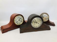 3 X VARIOUS MANTEL CLOCKS TO INCLUDE A VINTAGE OAK CASED EXAMPLE.