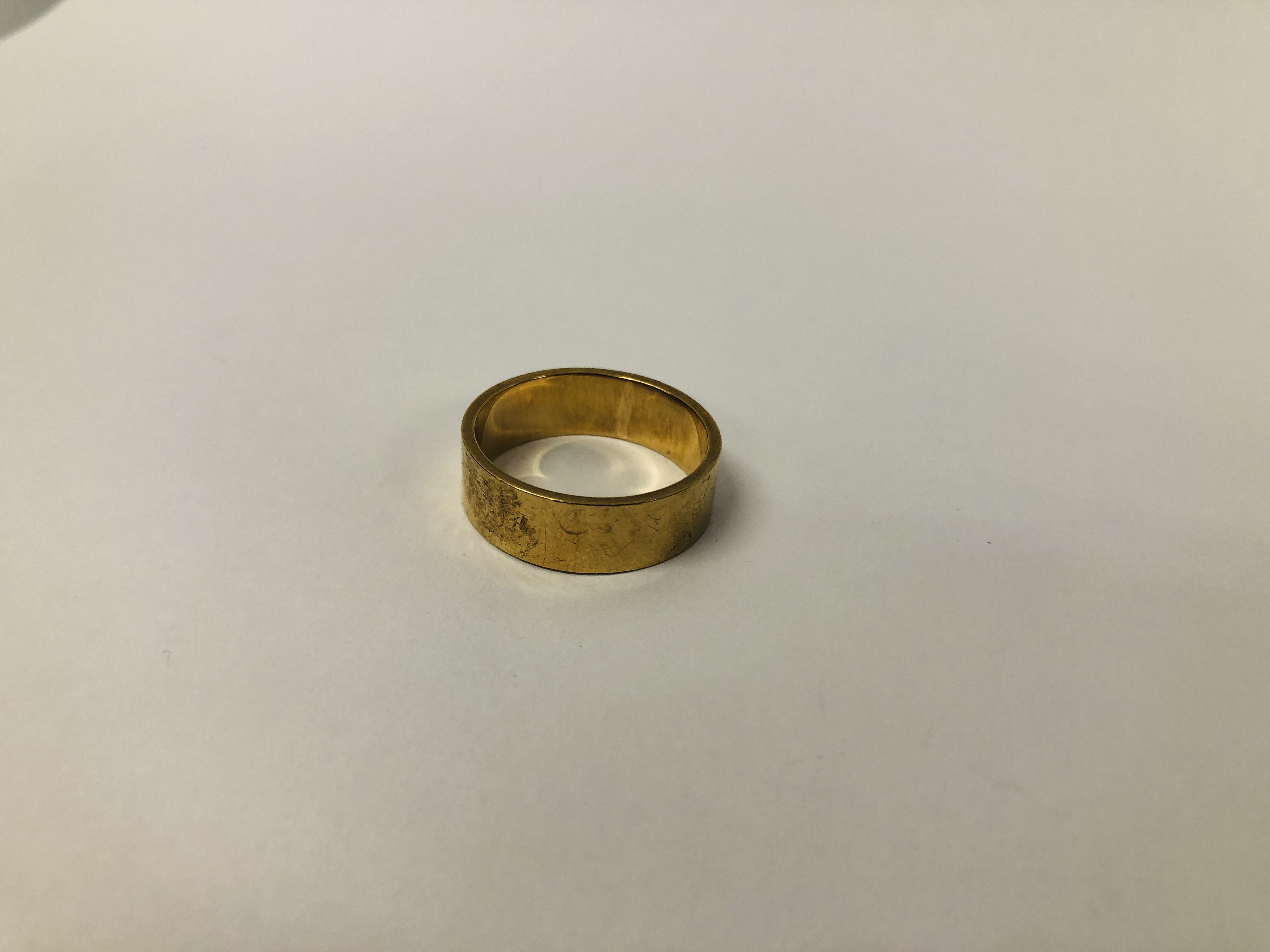 9CT GOLD WEDDING BAND. - Image 4 of 6