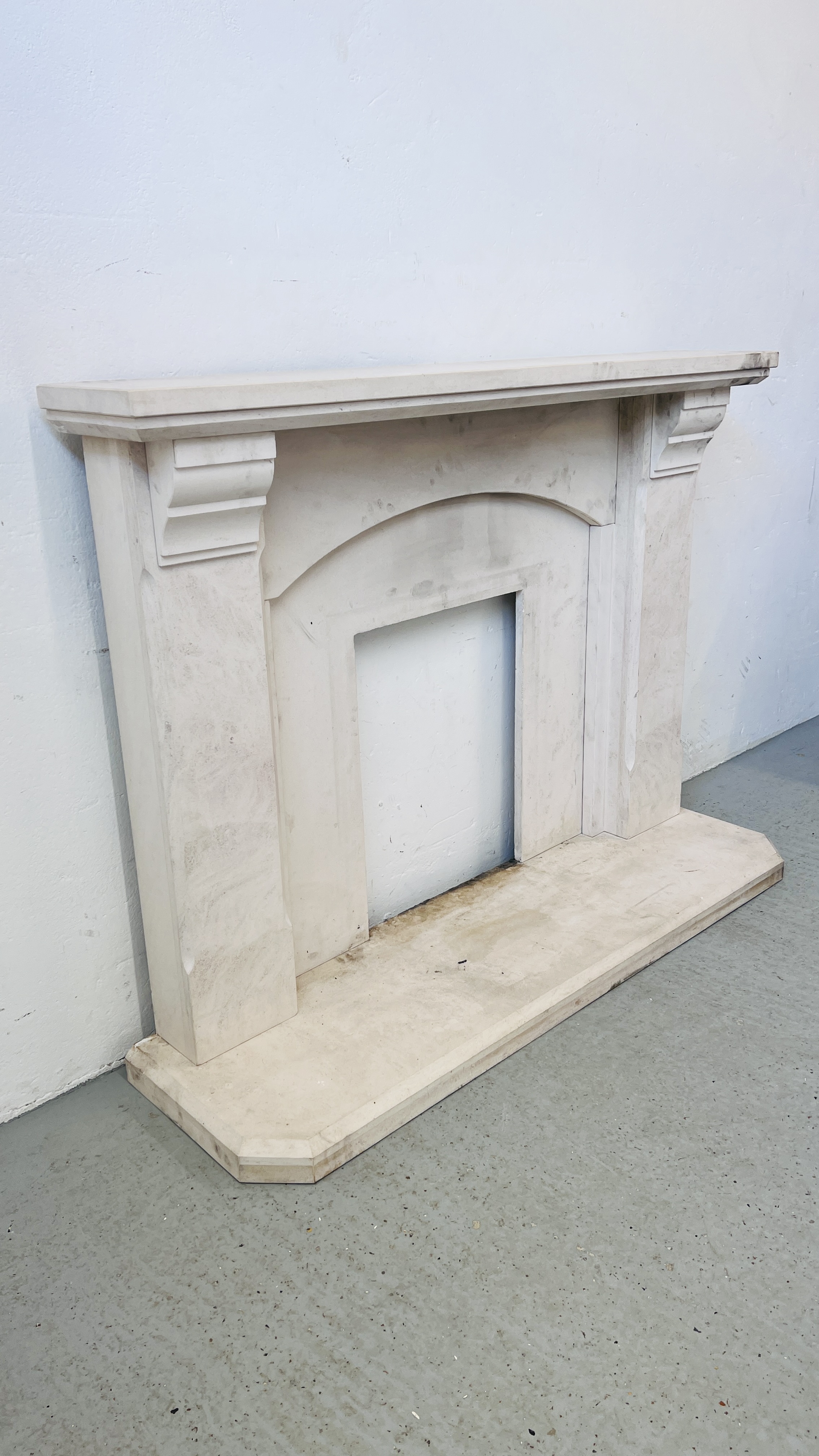 A MODERN STONE FIRE SURROUND COMPLETE WITH HEARTH, HEARTH WIDTH 137CM, DEPTH 39CM. - Image 3 of 12