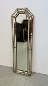 A GOOD QUALITY GOTHIC STYLE WALL MIRROR WITH MOSAIC MIRRORED SECTIONS AND GILT DETAILING