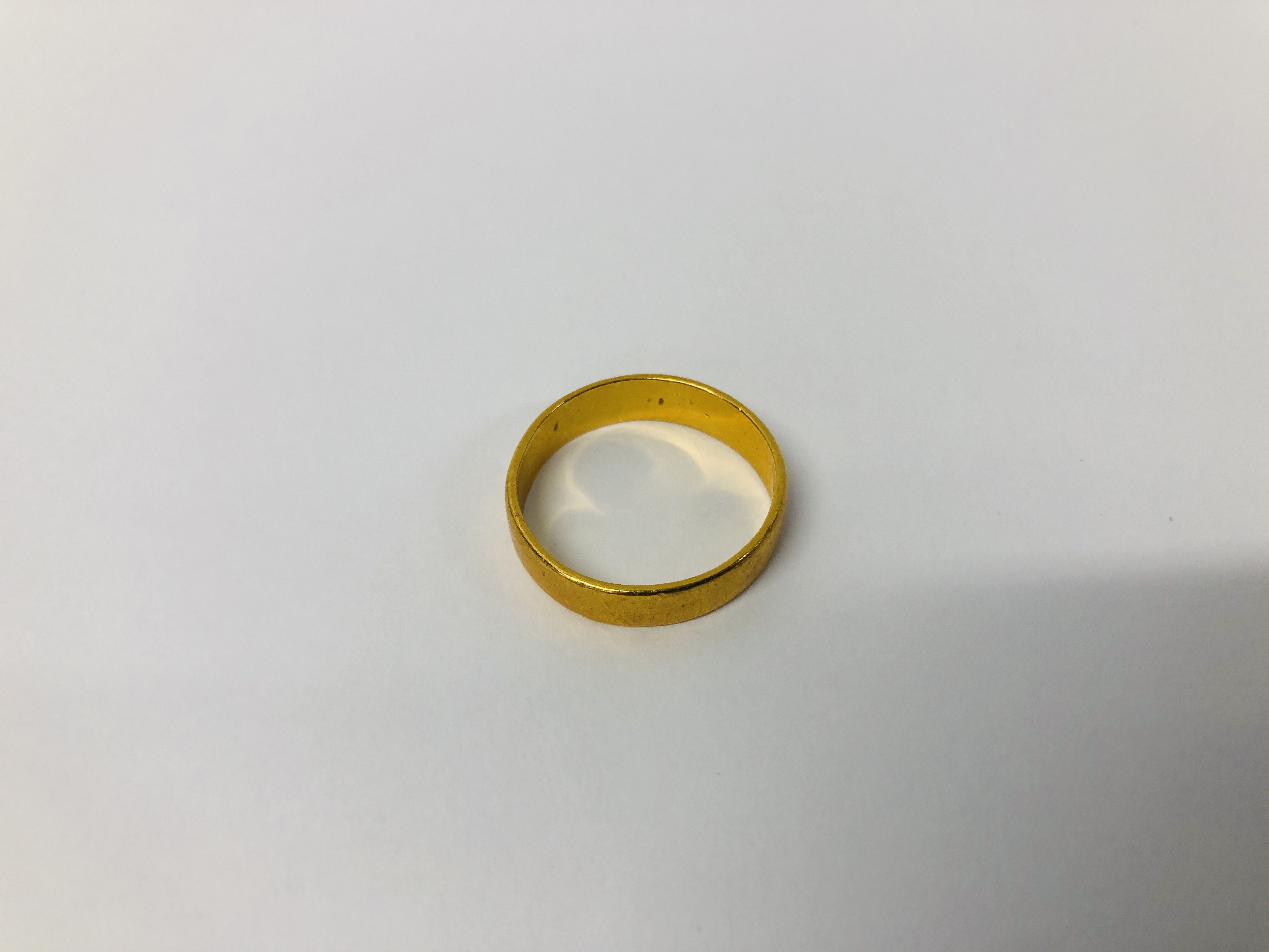 22CT GOLD WEDDING BAND. - Image 2 of 6