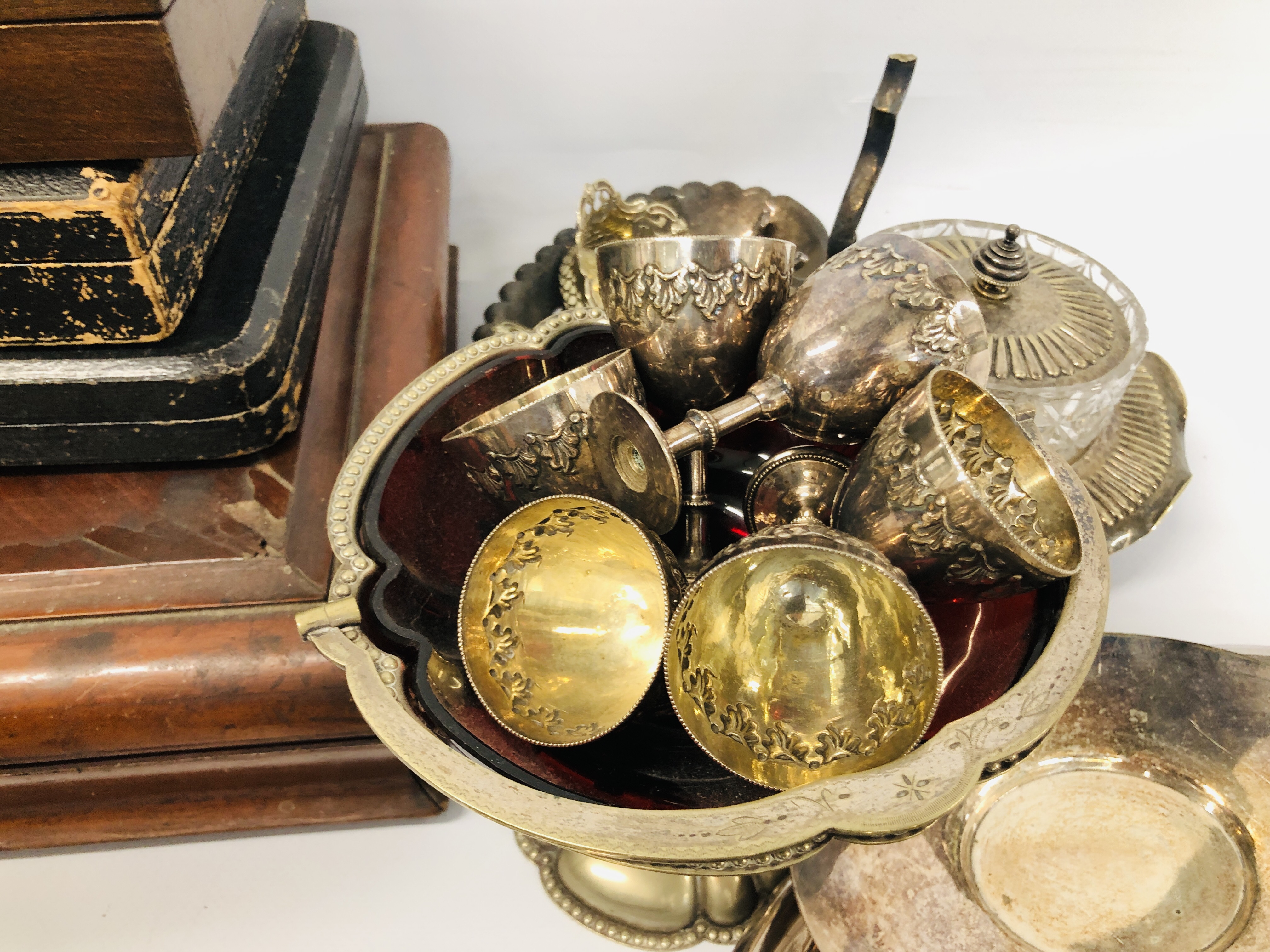 BOX OF ASSORTED COLLECTABLE PLATED WARE TO INCLUDE EGG CUPS, BOXED CUTLERY ALONG WITH CUTLERY BOXES, - Image 5 of 15