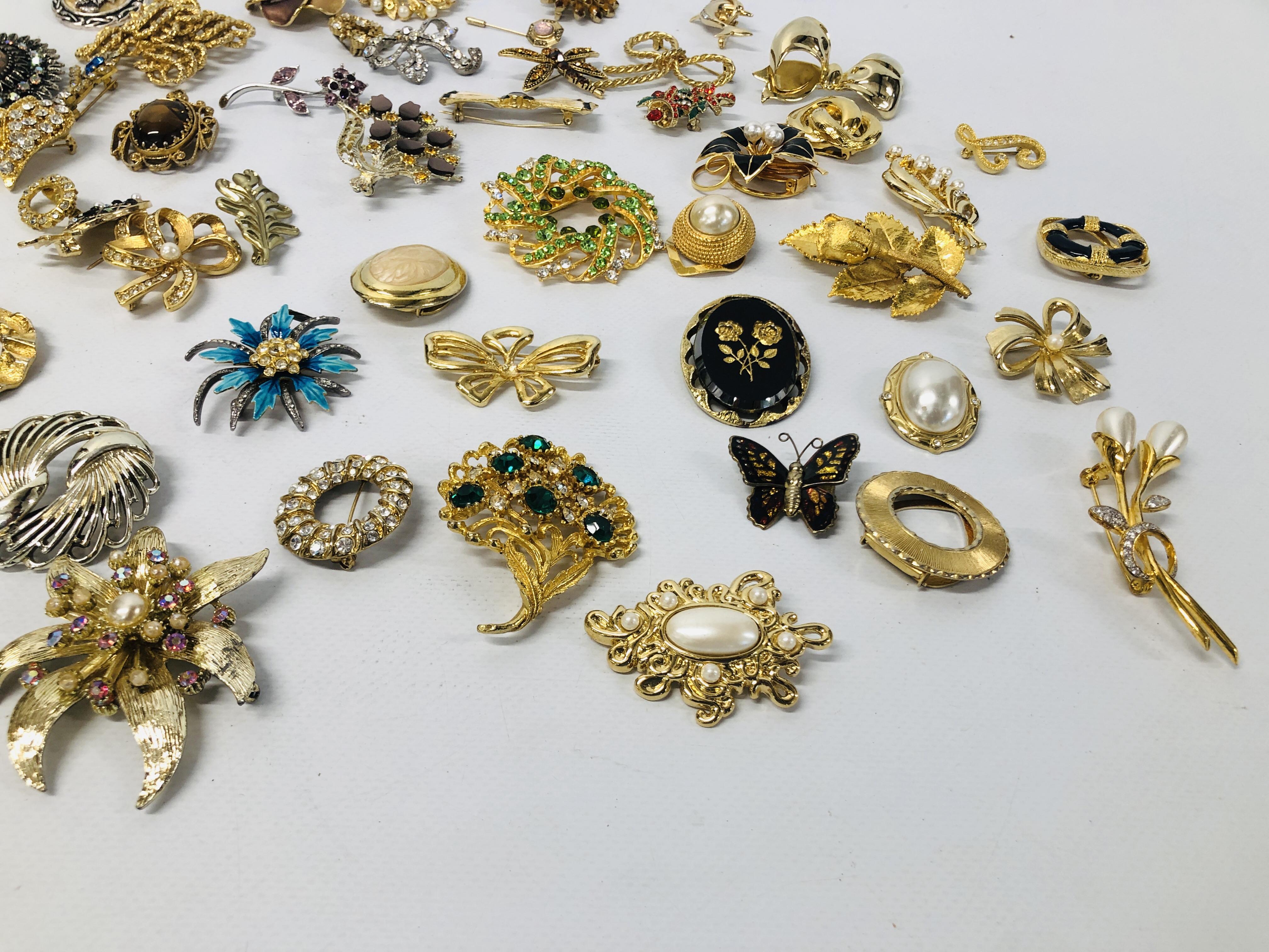 COLLECTION OF ASSORTED VINTAGE AND RETRO BROOCHES - Image 7 of 7