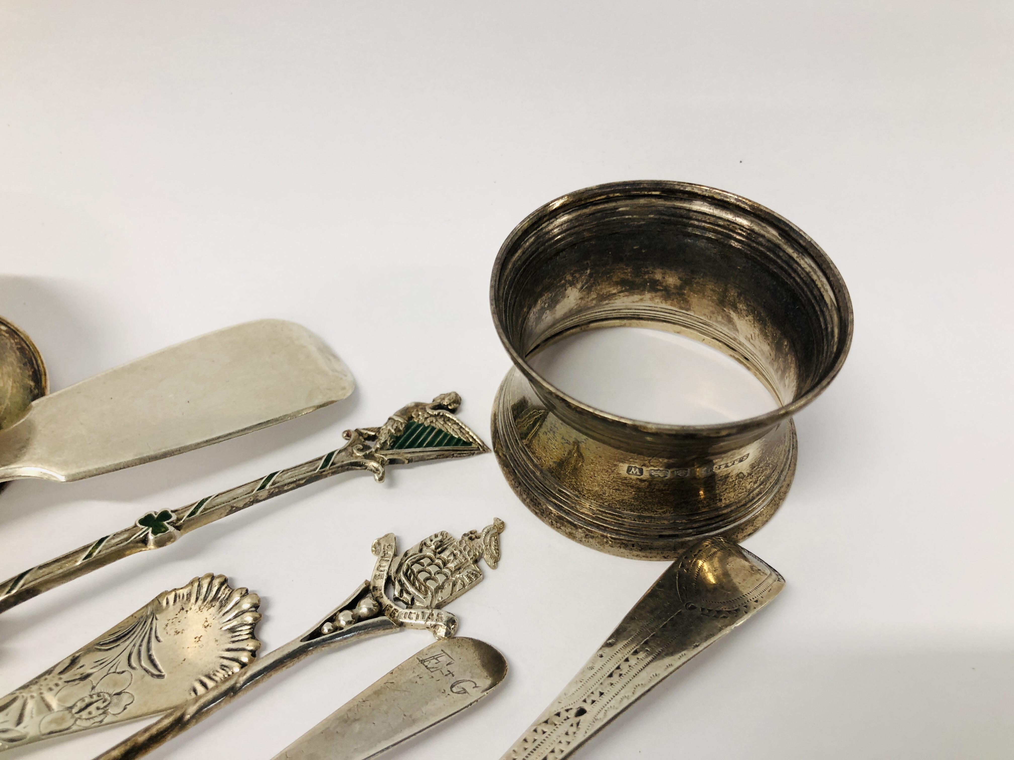 A GROUP OF 8 SILVER TEASPOONS TO INCLUDE GEORGIAN ALONG WITH THREE SILVER SERVIETTE RINGS - Image 7 of 13