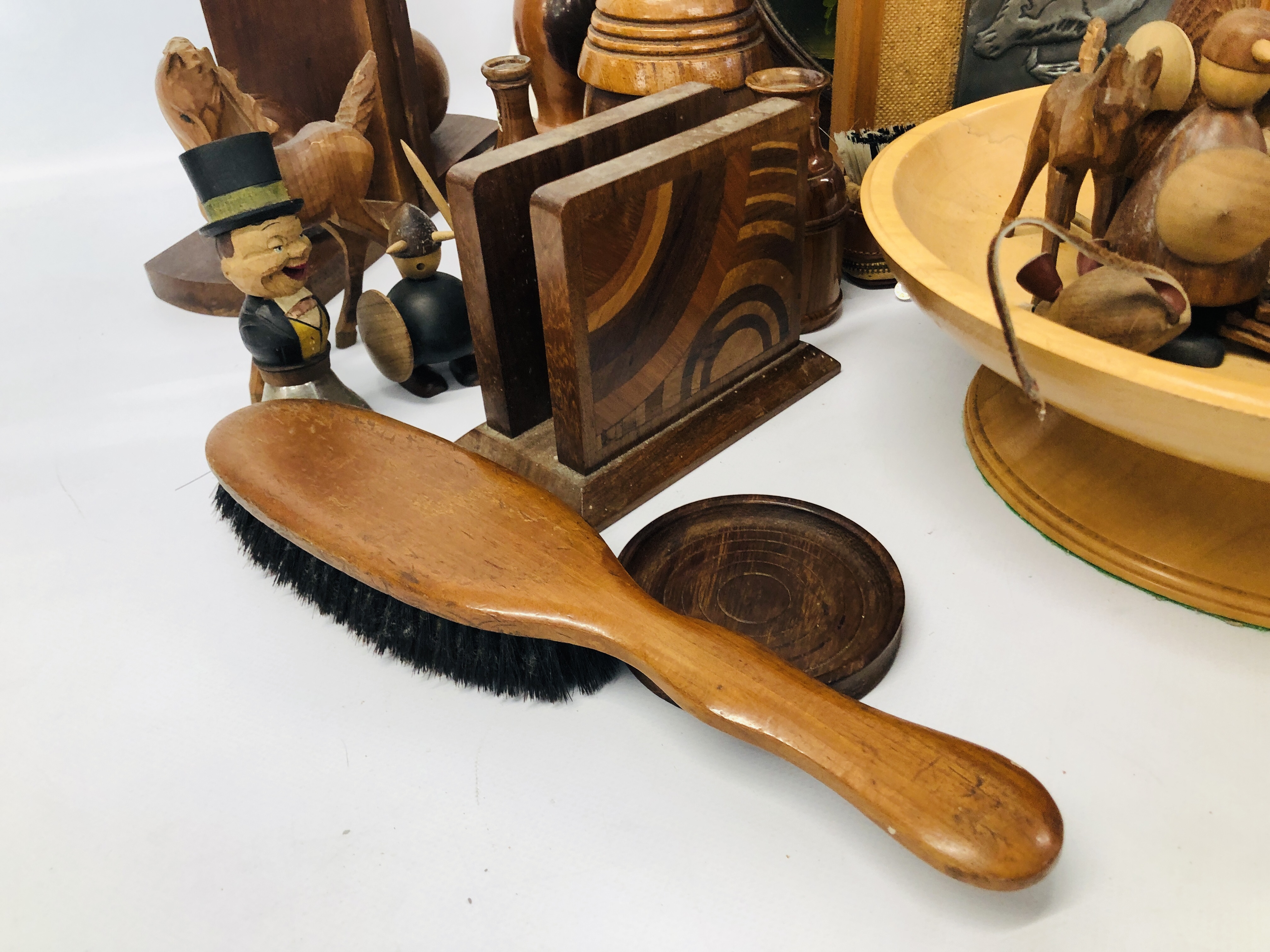 BOX OF ASSORTED TREEN EFFECTS TO INCLUDE A PAIR OF HARDWOOD BOOKENDS, - Image 4 of 10