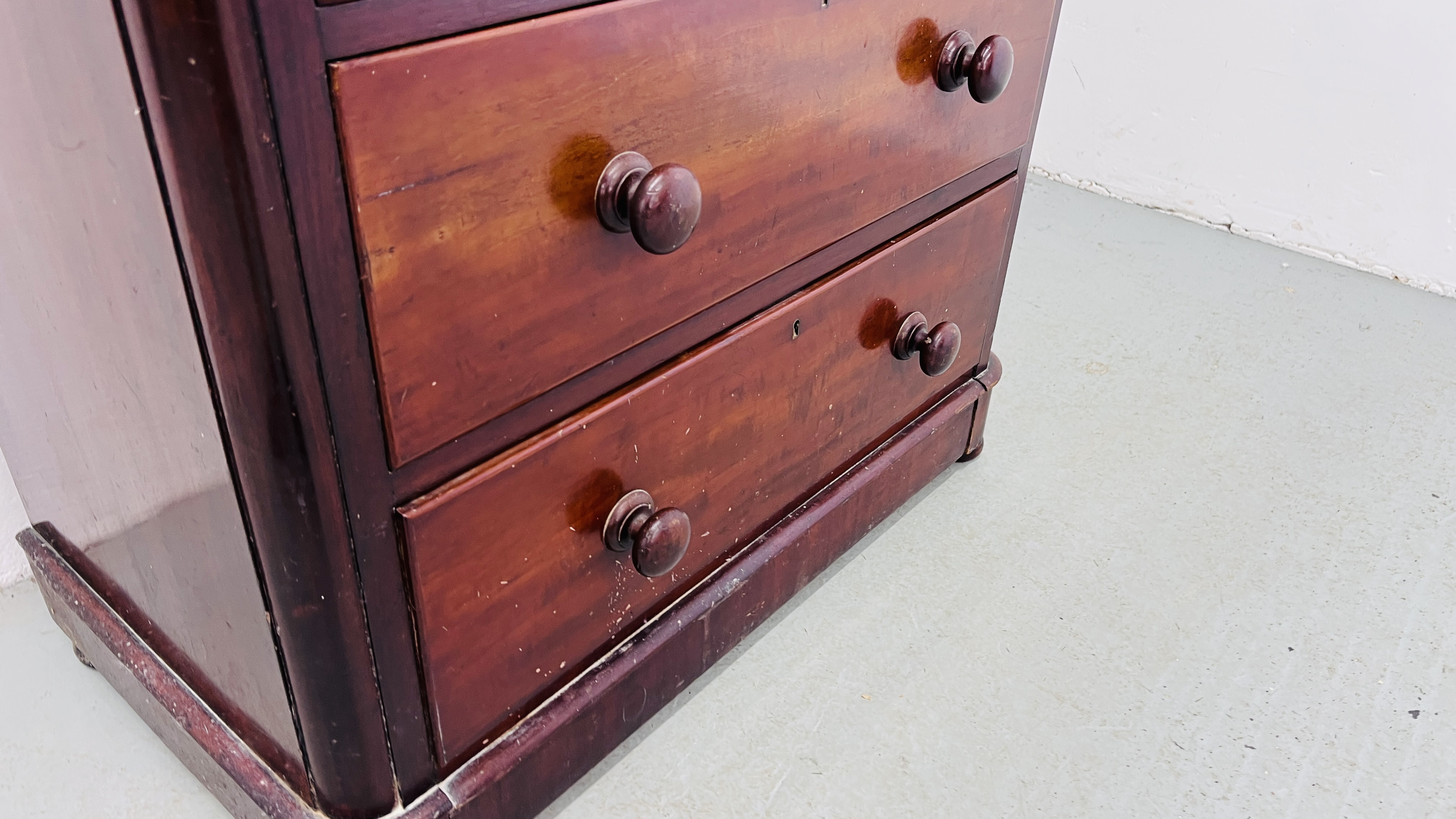 A SMALL VICTORIAN MAHOGANY TWO OVER TWO CHEST OF DRAWERS WITH TURNED WOODEN KNOBS W 89CM, D 49CM, - Image 6 of 10