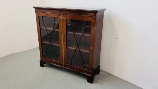 A GOOD QUALITY REPRODUCTION MAHOGANY FINISH TWO DOOR BOOKCASE WITH ADJUSTABLE SHELVES W 111CM,