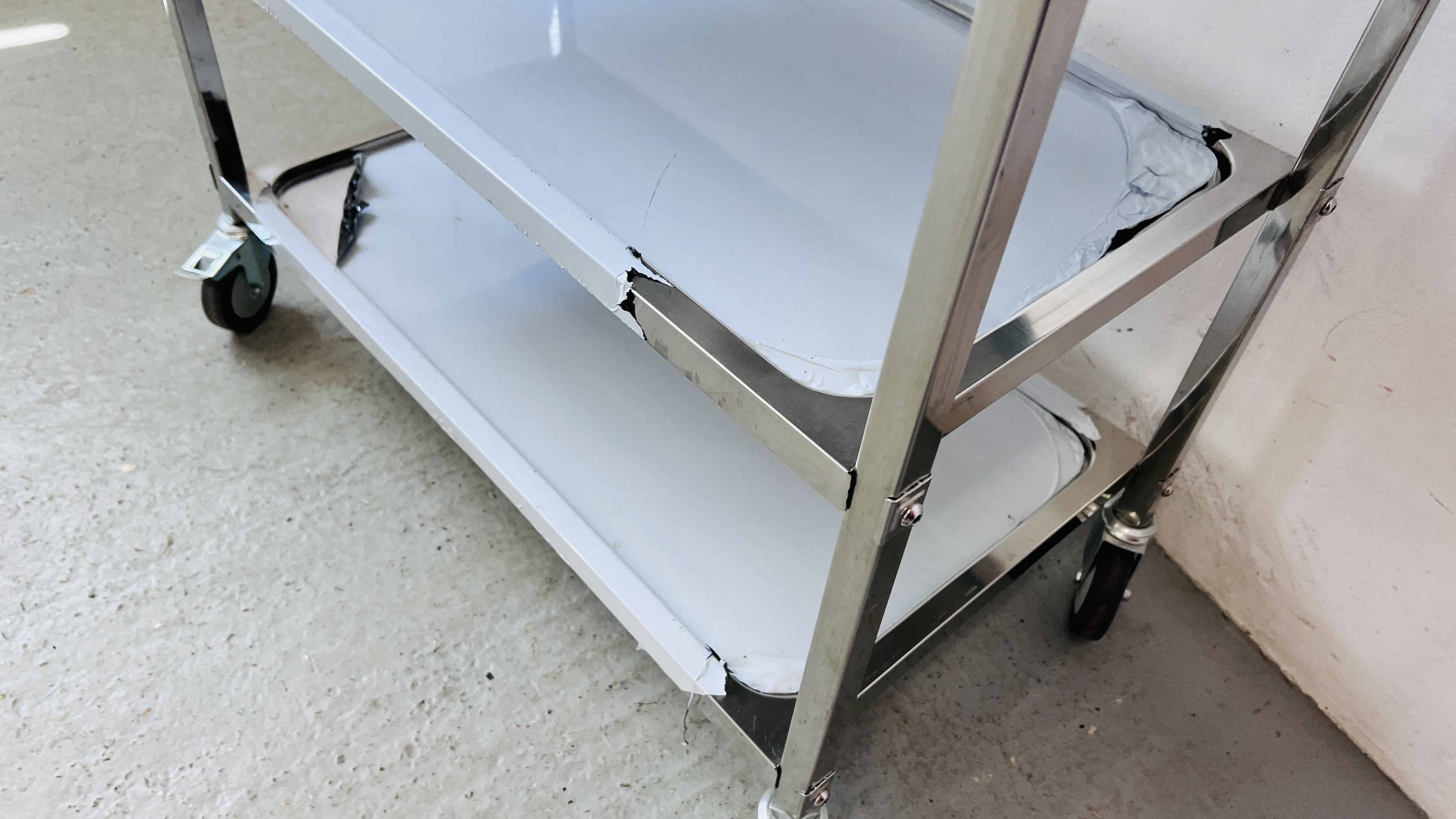 AN AS NEW STAINLESS STEEL WHEELED THREE TIER CATERING TROLLEY - Image 4 of 5