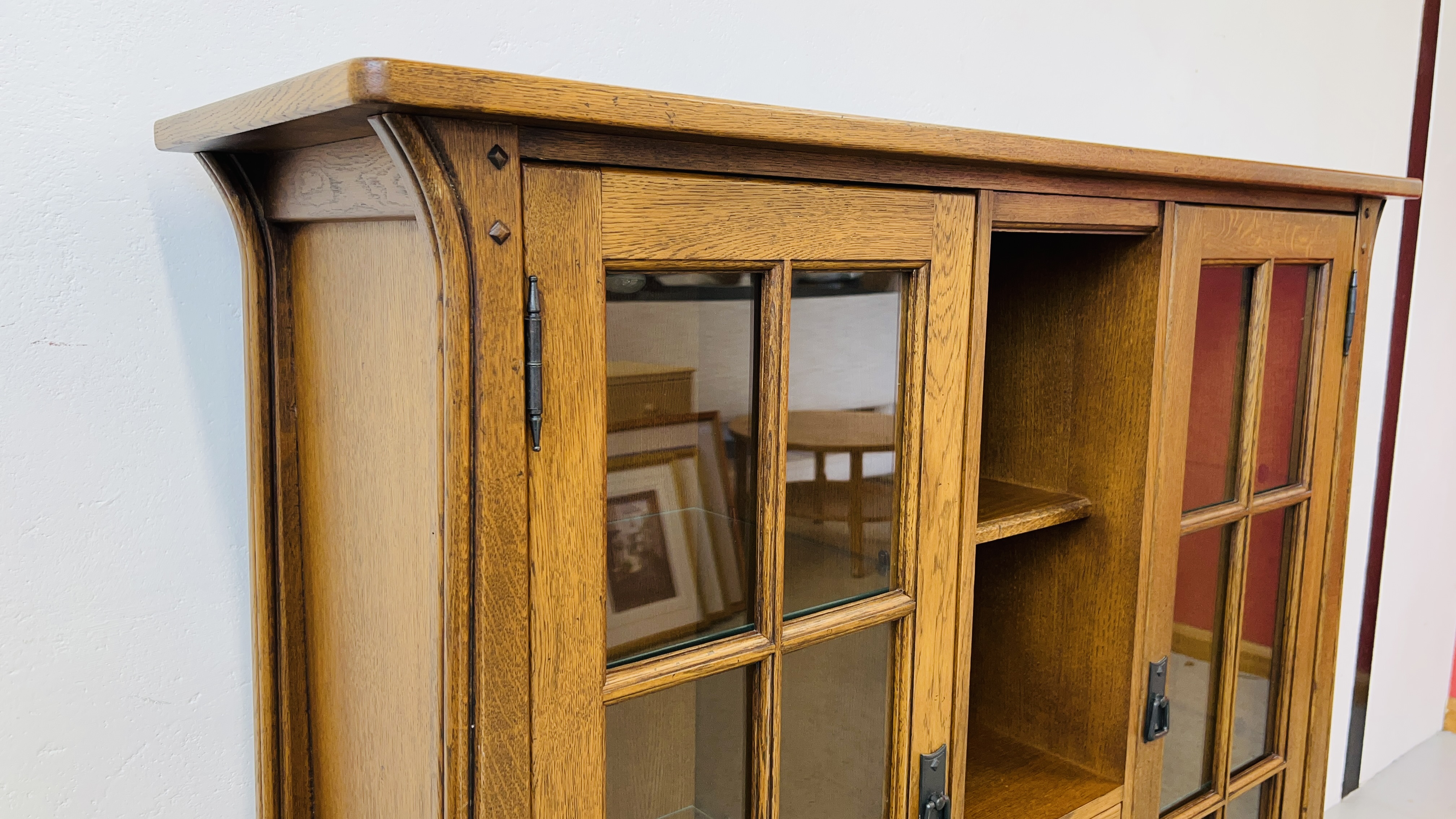 A GOOD QUALITY COMBINATION OAK DISPLAY CABINET WITH CENTRAL DRAWERS AND SHELVES WIDTH 130CM. - Image 4 of 13