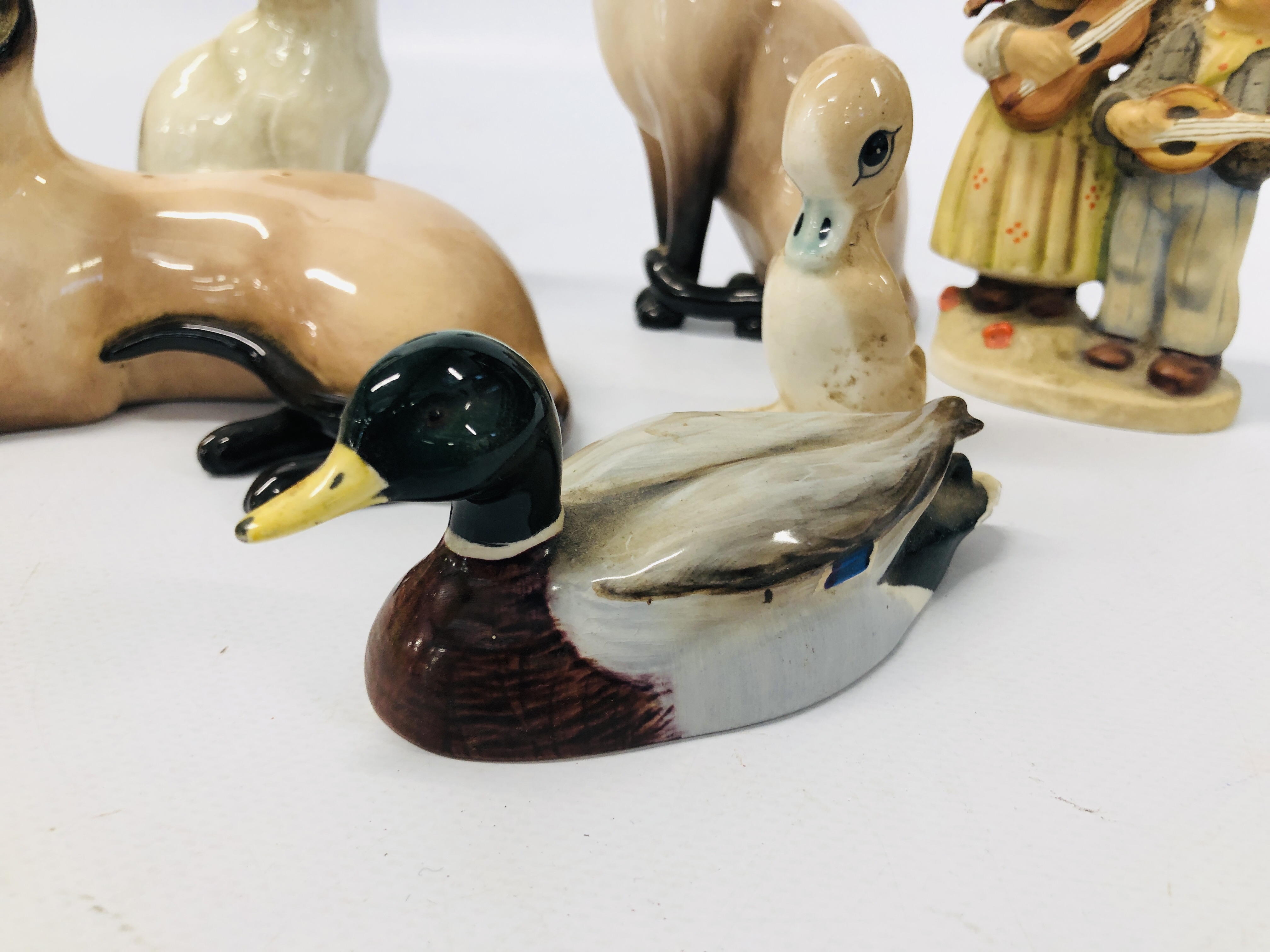 VARIOUS CABINET ORNAMENTS TO INCLUDE BESWICK MALLARD PAUL SCOTT, BESWICK BIRD AND CAT, - Image 2 of 10