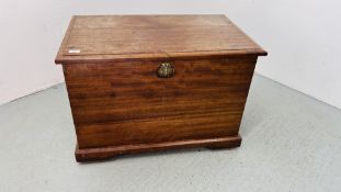 A SOLID MAHOGANY BLANKET CHEST W 81CM, D 51CM, H 55CM.