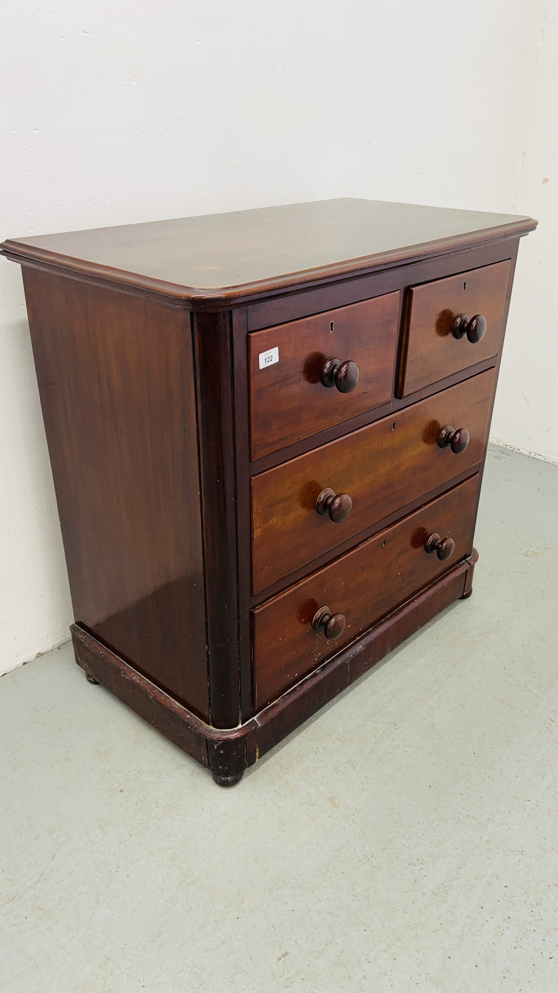 A SMALL VICTORIAN MAHOGANY TWO OVER TWO CHEST OF DRAWERS WITH TURNED WOODEN KNOBS W 89CM, D 49CM, - Image 2 of 10