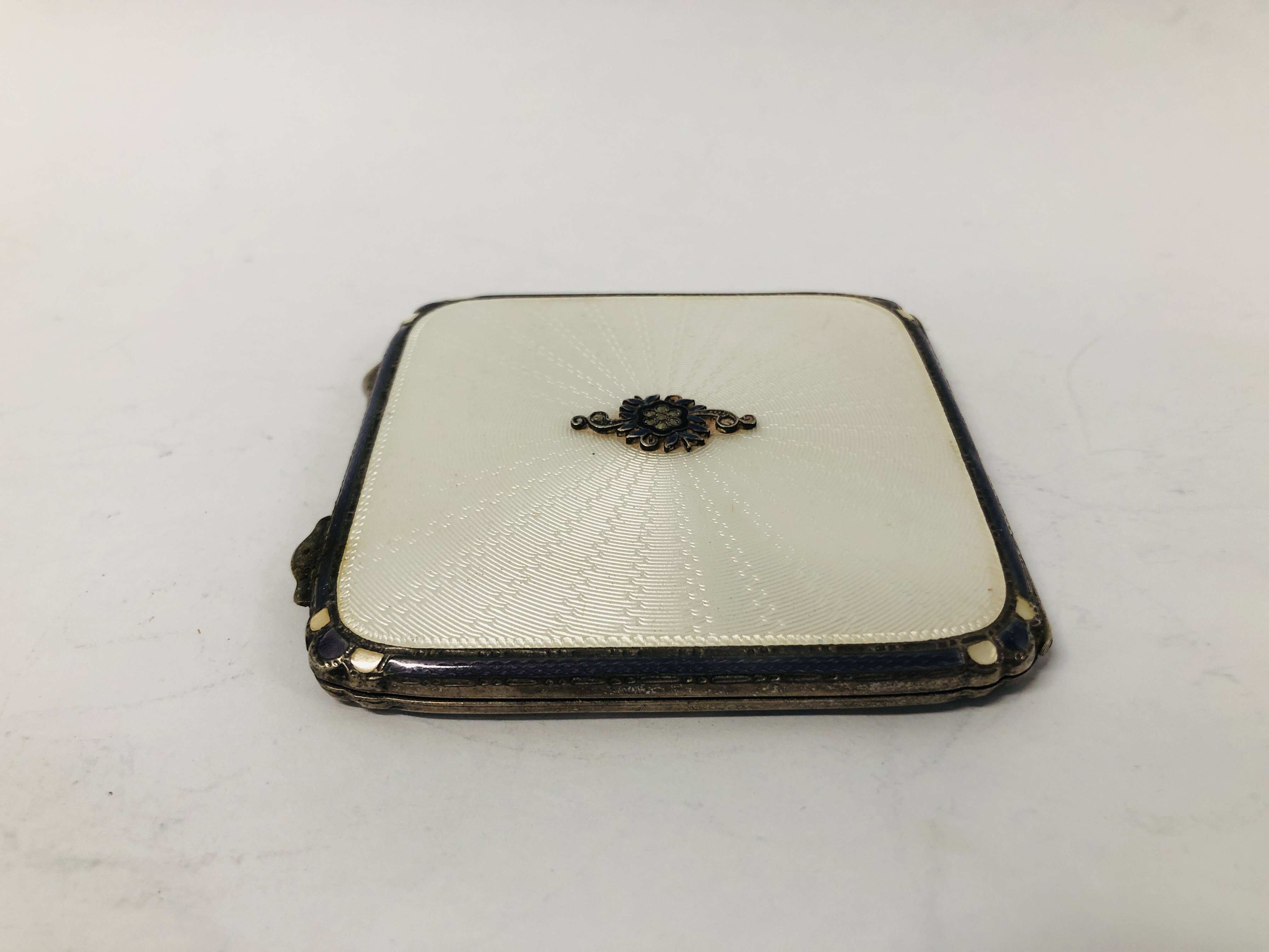 A SILVER AND WHITE ENAMEL COMPACT, BIRMINGHAM ASSAY, ALONG WITH A SILVER CIGARETTE CASE, - Image 10 of 14