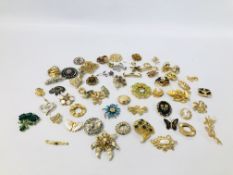 COLLECTION OF ASSORTED VINTAGE AND RETRO BROOCHES