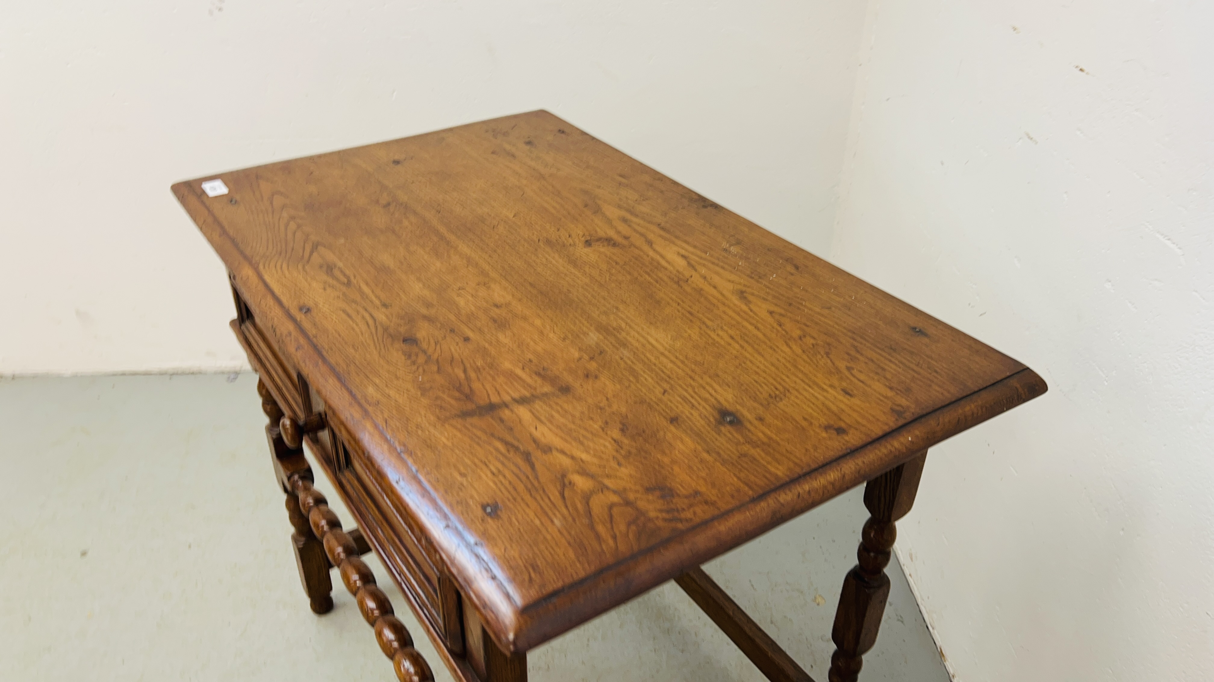 A GOOD QUALITY REPRODUCTION SOLID OAK SINGLE DRAWER SIDE TABLE WITH BOBBIN STRETCHER W 84CM, D 52CM, - Image 3 of 7