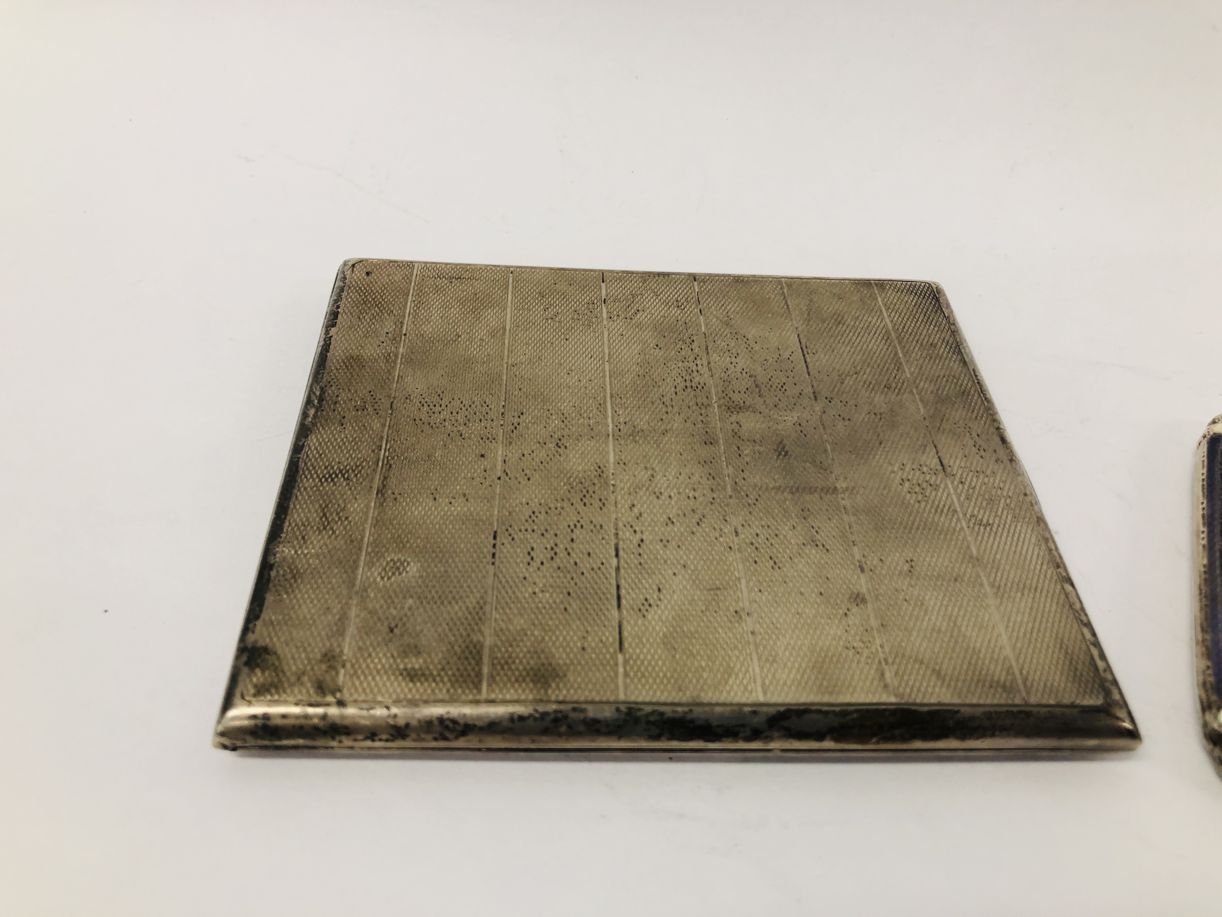 A SILVER AND WHITE ENAMEL COMPACT, BIRMINGHAM ASSAY, ALONG WITH A SILVER CIGARETTE CASE, - Image 2 of 14