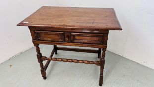 A GOOD QUALITY REPRODUCTION SOLID OAK SINGLE DRAWER SIDE TABLE WITH BOBBIN STRETCHER W 84CM, D 52CM,