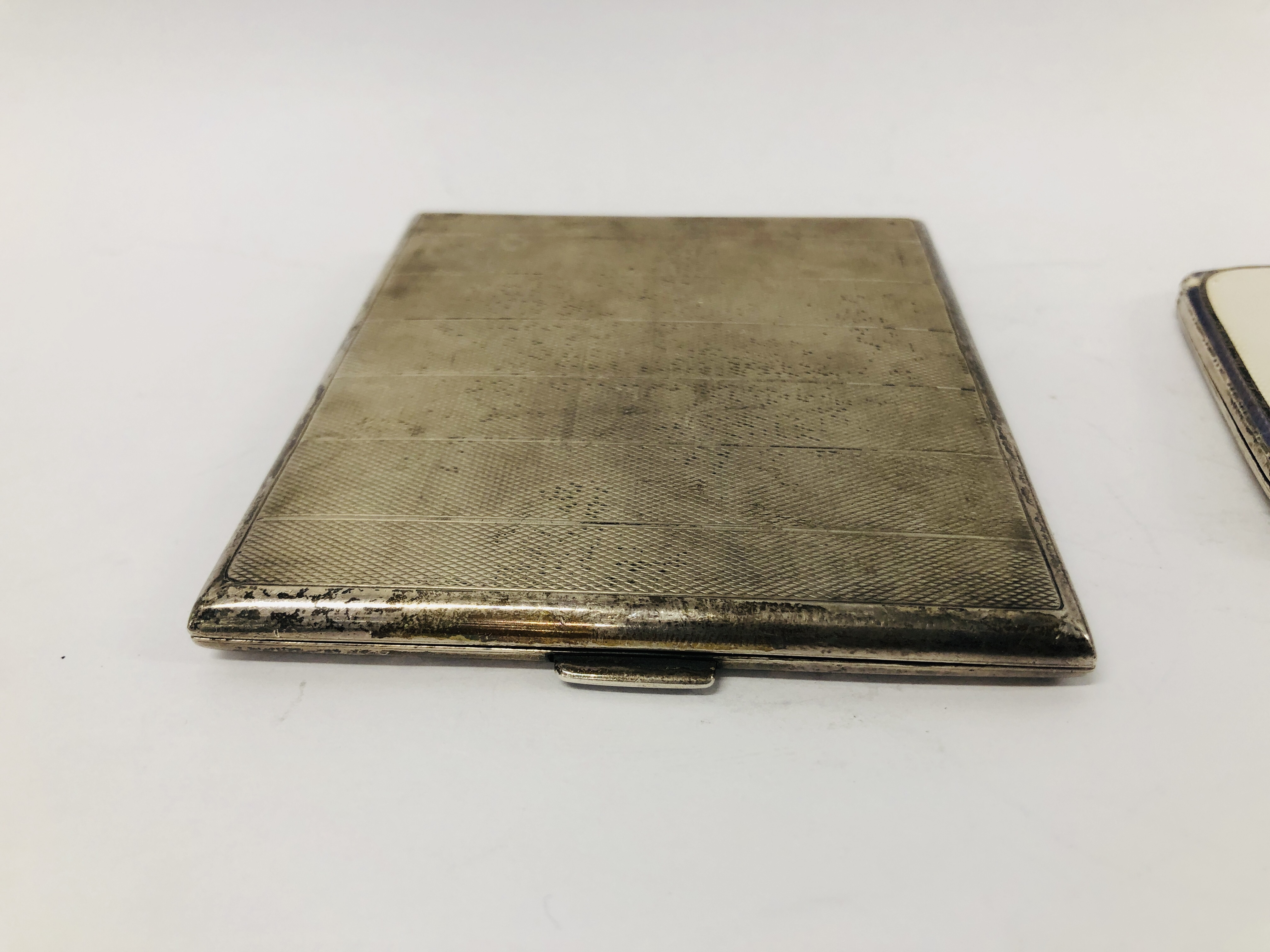 A SILVER AND WHITE ENAMEL COMPACT, BIRMINGHAM ASSAY, ALONG WITH A SILVER CIGARETTE CASE, - Image 3 of 14