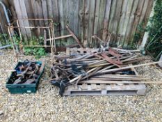 A LARGE COLLECTION OF VINTAGE TOOLS TO INCLUDE SCYTHES, DRAIN SHOVELS, SAWS, HOES, SHOE LASTS,