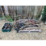 A LARGE COLLECTION OF VINTAGE TOOLS TO INCLUDE SCYTHES, DRAIN SHOVELS, SAWS, HOES, SHOE LASTS,