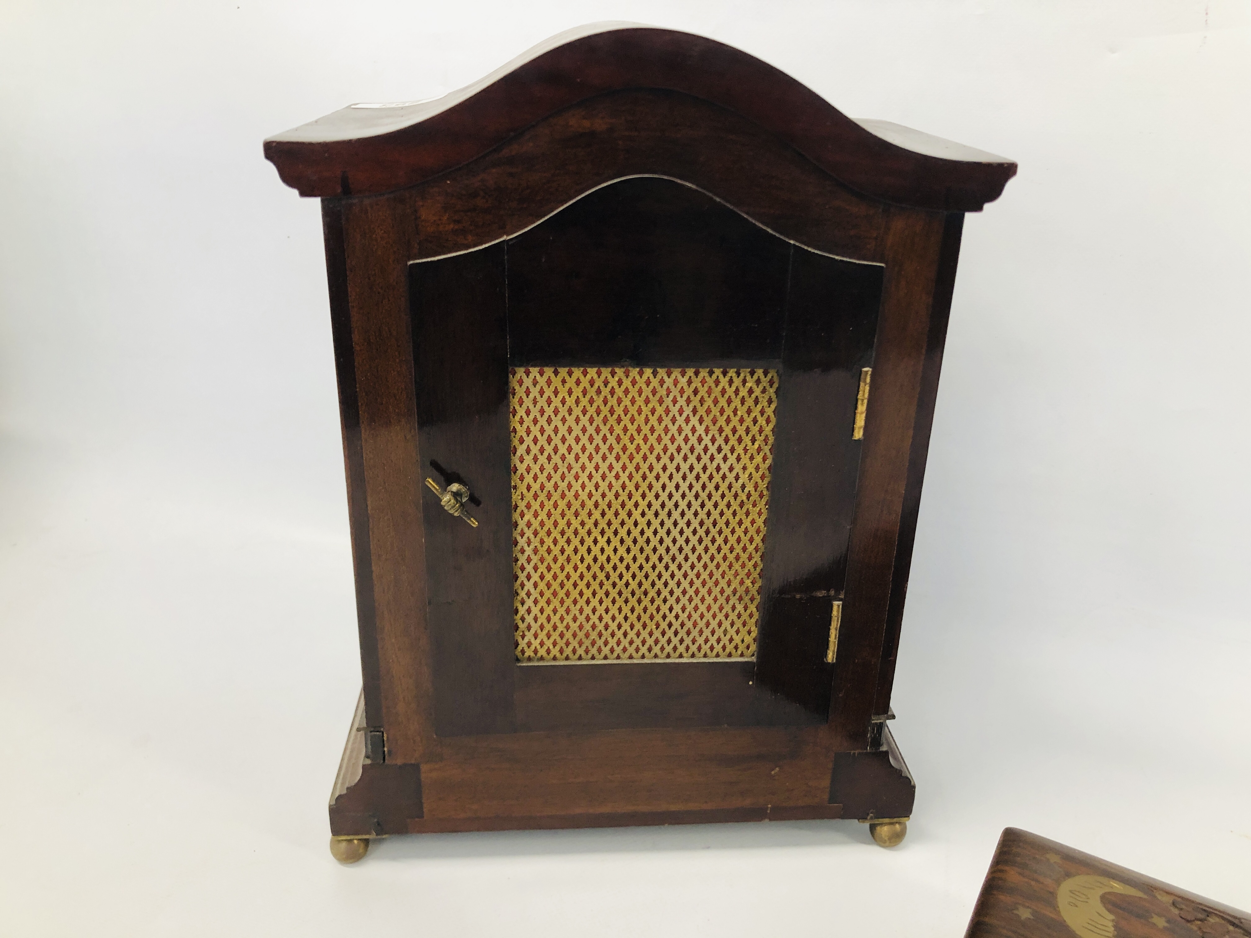 A GOOD QUALITY MAHOGANY CASED EDWARDIAN MANTEL CLOCK WITH INLAID DETAIL, - Image 6 of 10