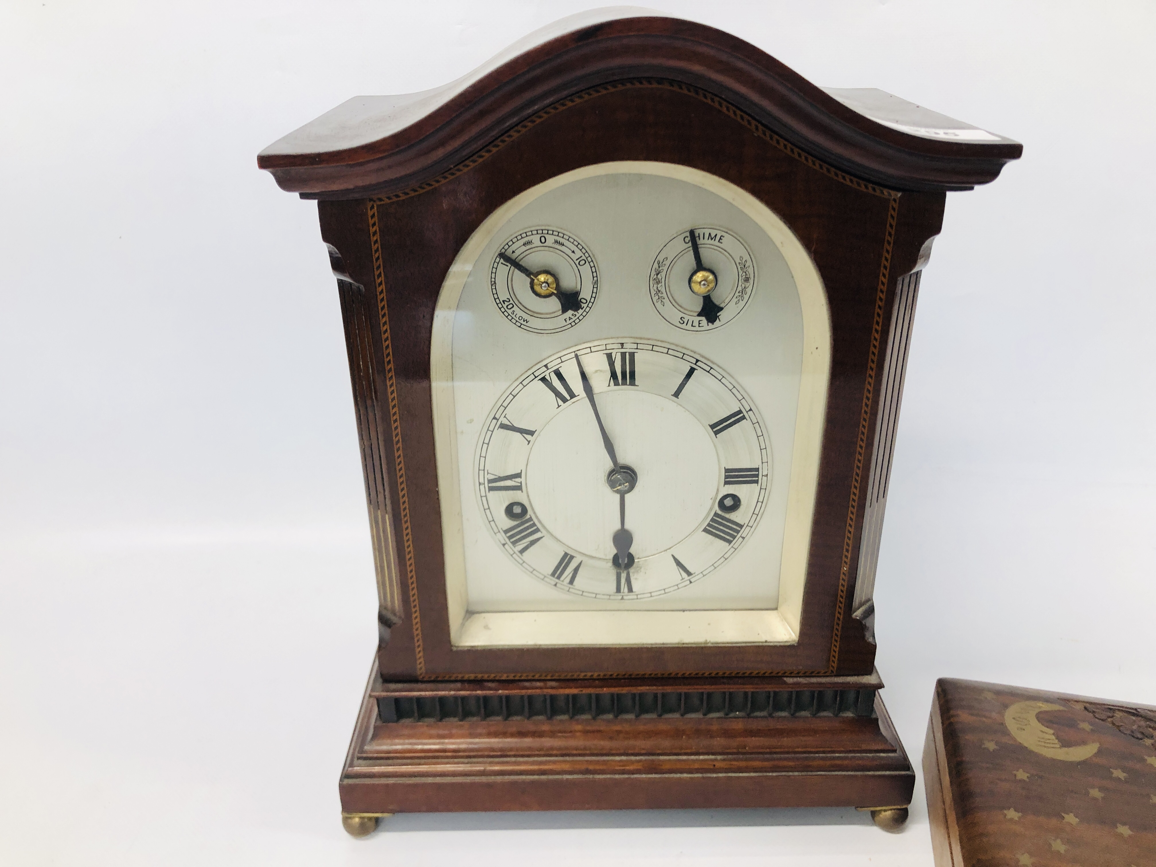 A GOOD QUALITY MAHOGANY CASED EDWARDIAN MANTEL CLOCK WITH INLAID DETAIL, - Image 2 of 10