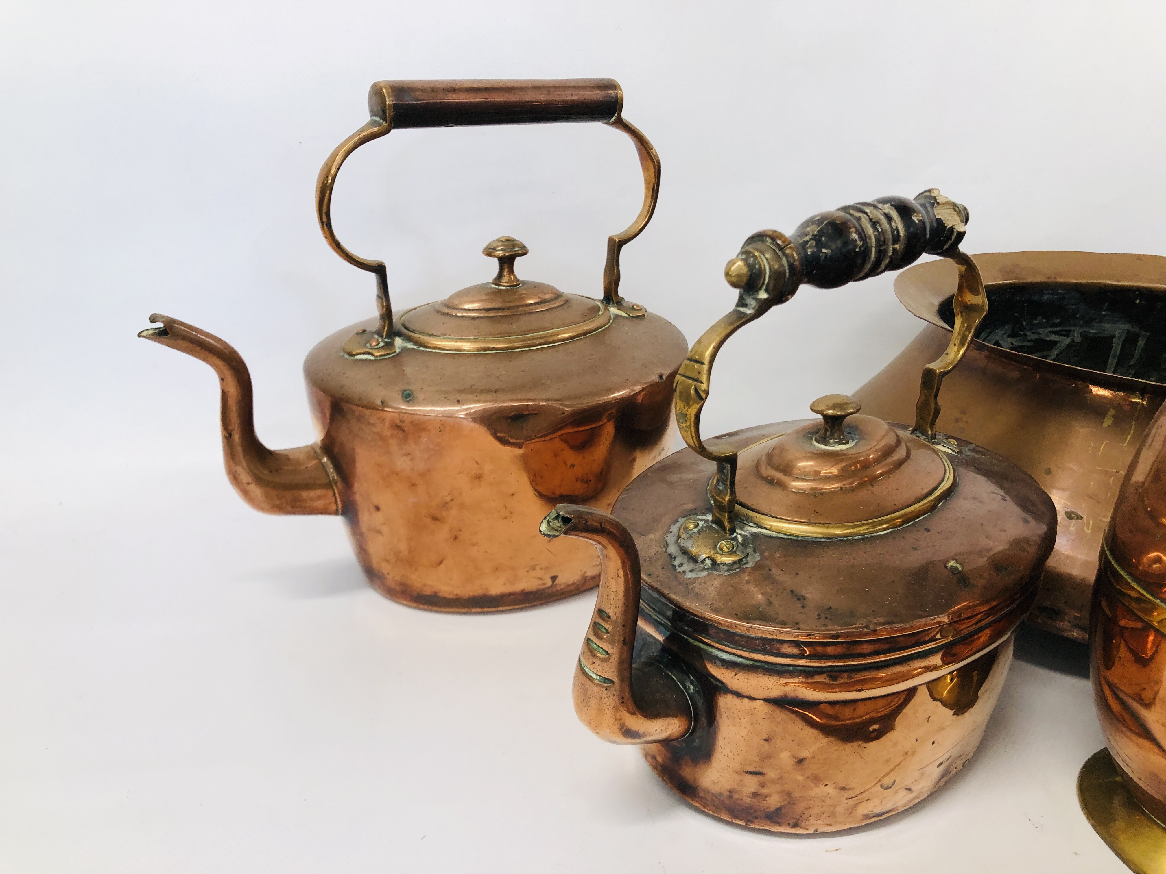 BOX OF ASSORTED VINTAGE COPPER TO INCLUDE TWO KETTLES, COOKING PANS AND A JUG, ETC. - Image 2 of 6