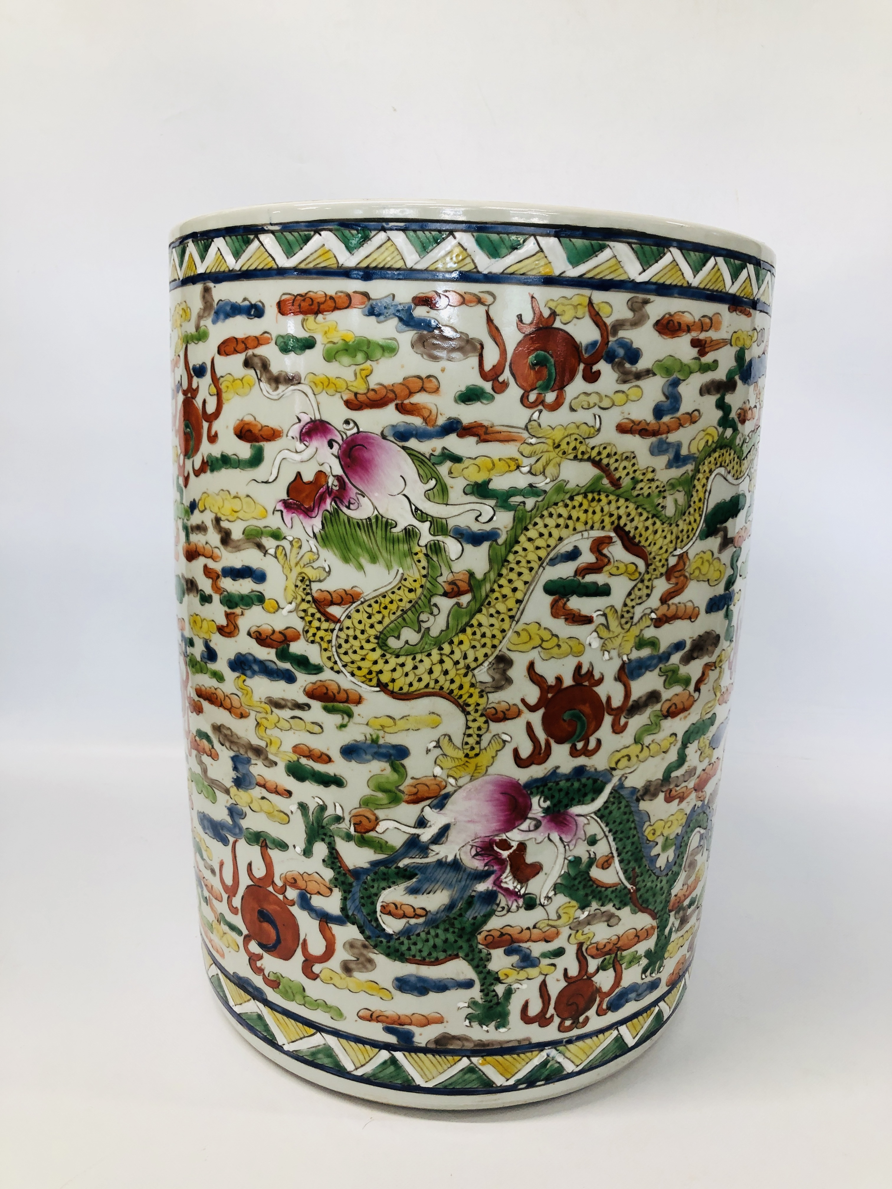 C20TH CHINESE POLYCHROME BARREL DECORATED WITH DRAGONS HEIGHT 49CM.