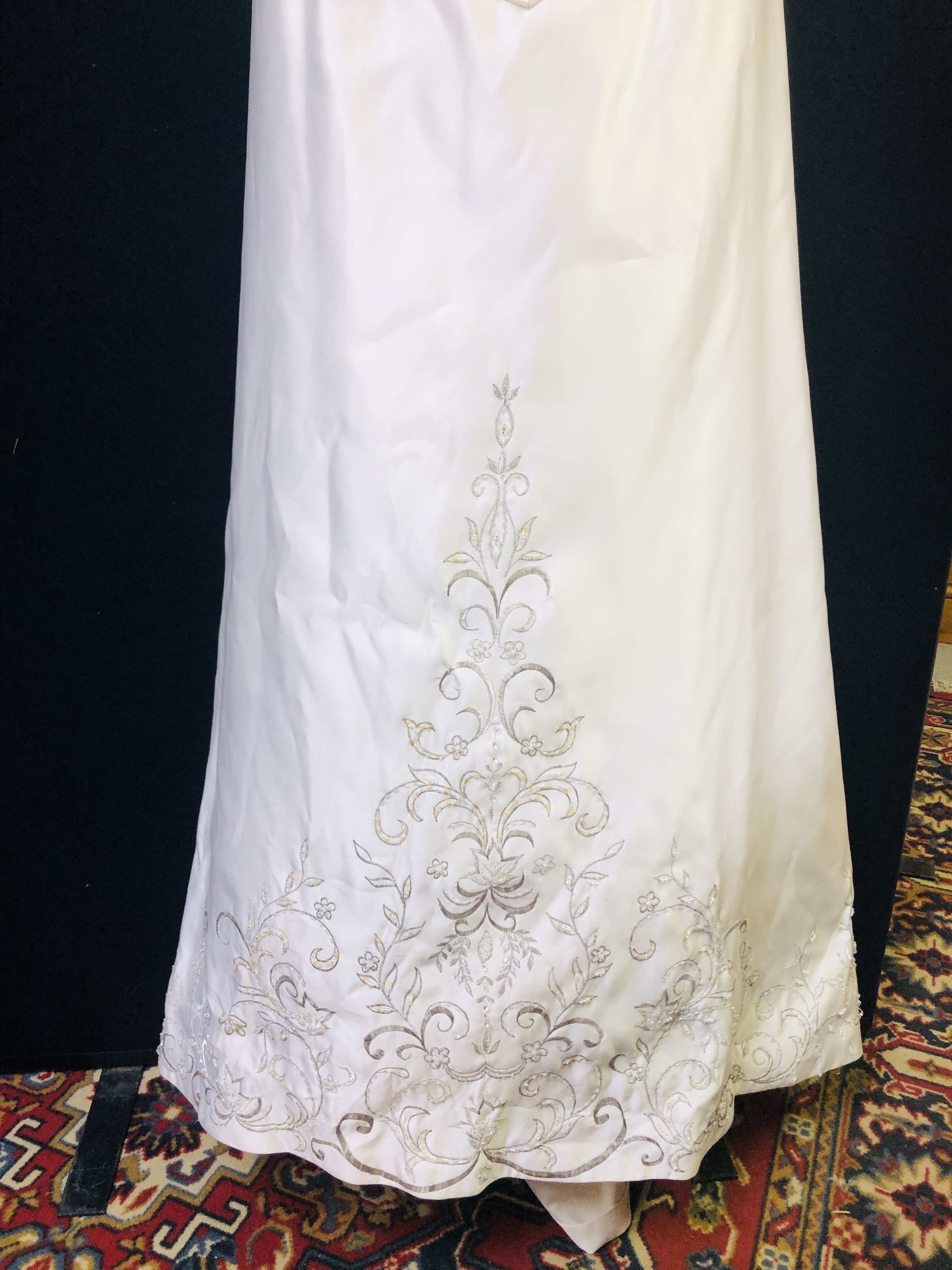 DESIGNER WEDDING DRESS MARKED "TRUDY LEE" SIZE 26. - Image 5 of 9