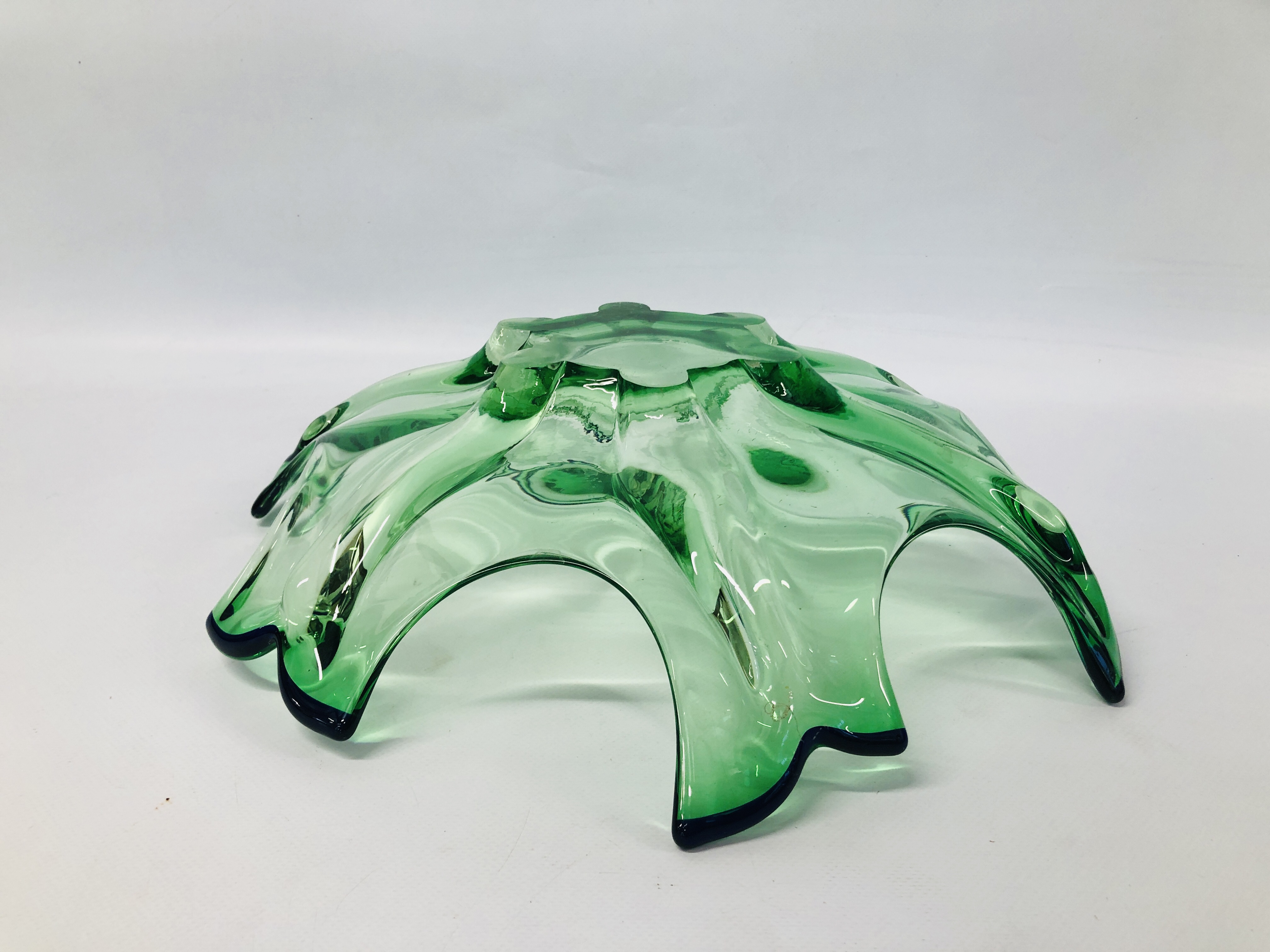 AN IMPRESSIVE GREEN GLASS CENTRE PIECE BOWL - Image 3 of 3