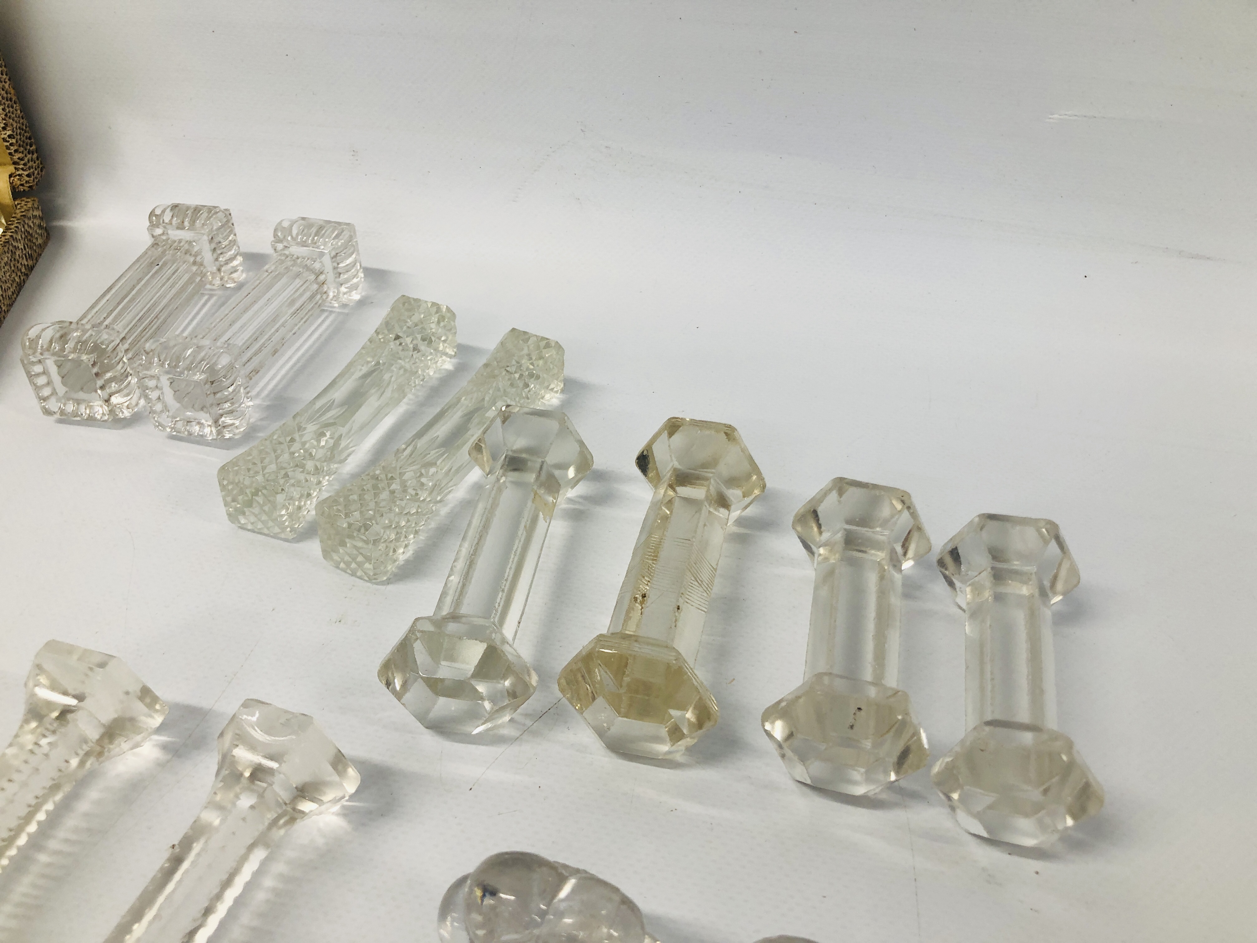 COLLECTION OF VINTAGE GLASS KNIFE RESTS TO INCLUDE CRYSTAL CUT GLASS, ETC. - Image 4 of 7