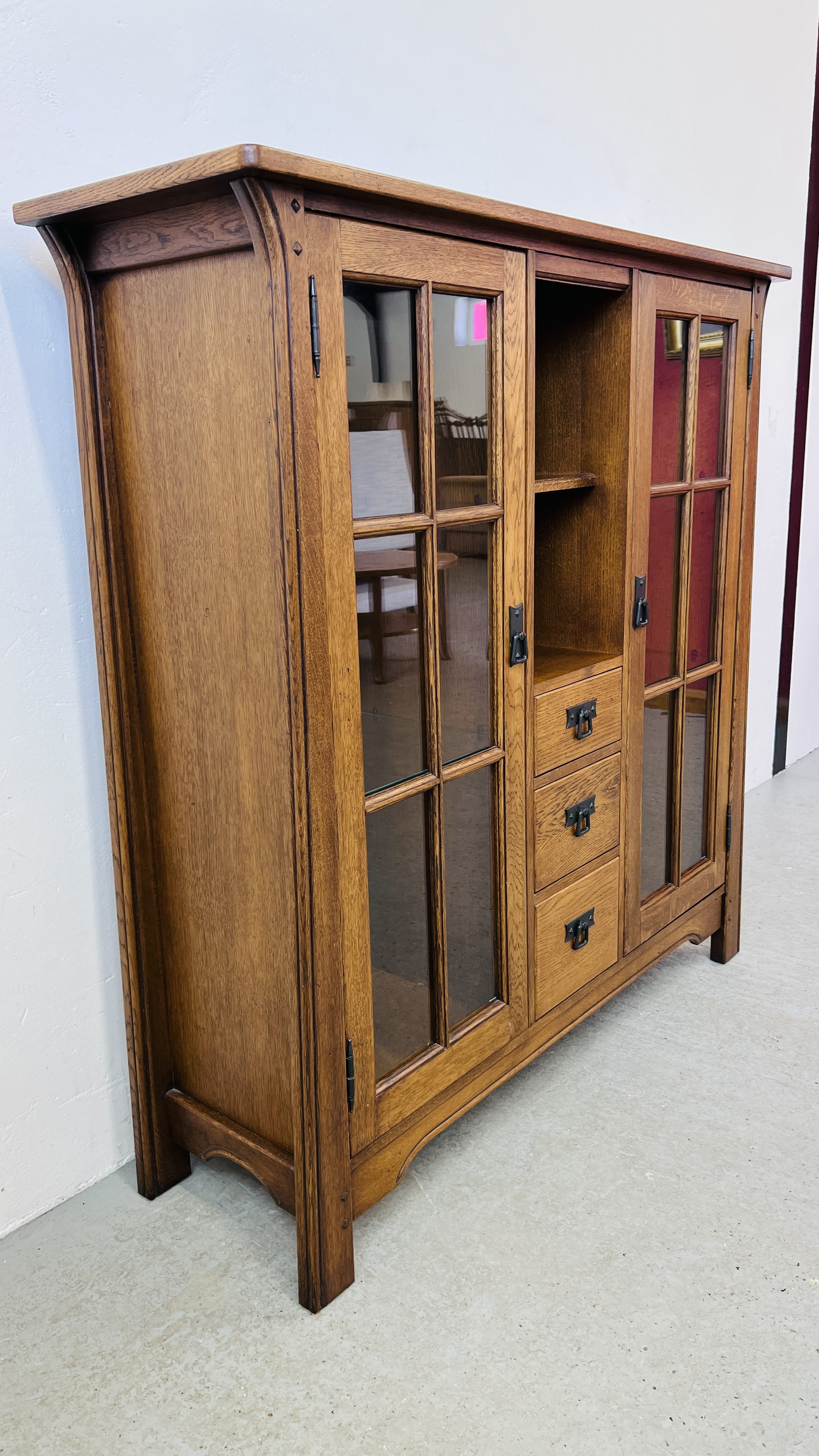 A GOOD QUALITY COMBINATION OAK DISPLAY CABINET WITH CENTRAL DRAWERS AND SHELVES WIDTH 130CM. - Image 3 of 13