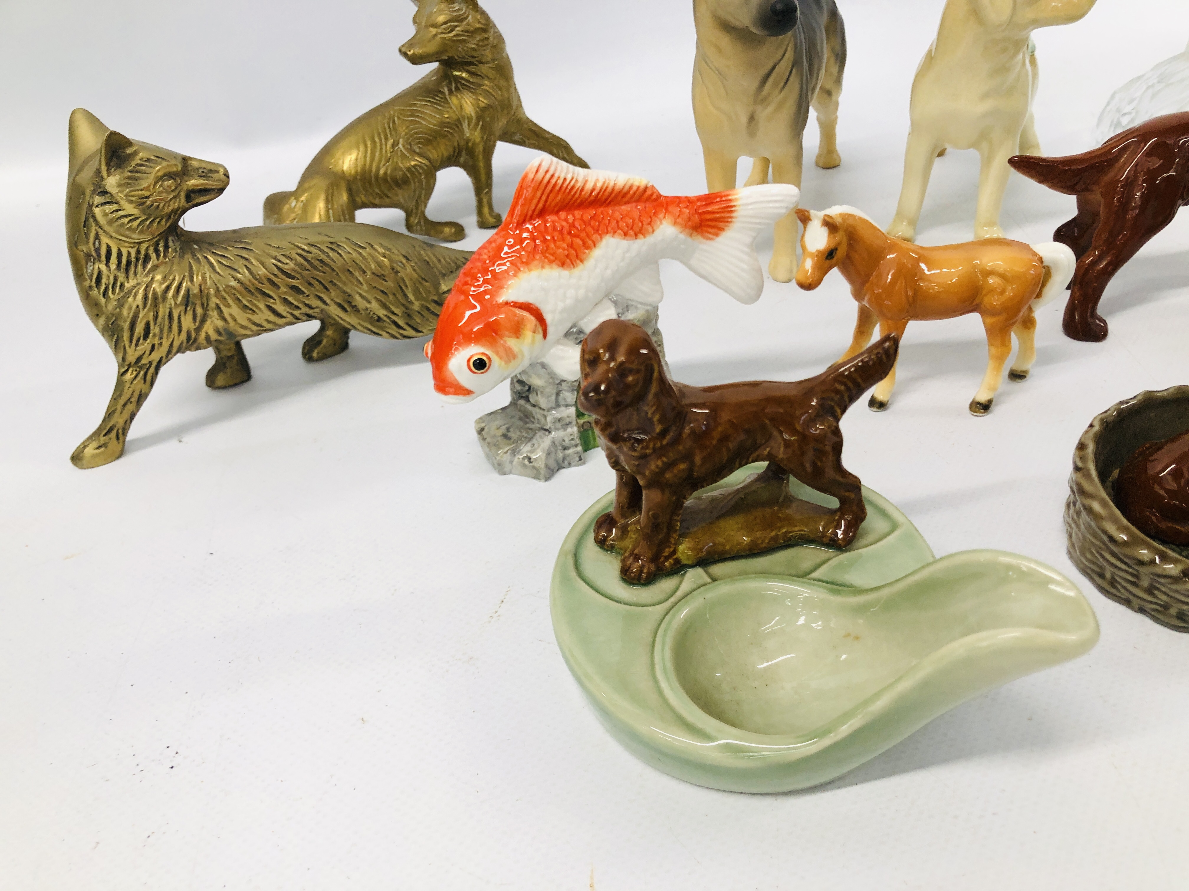 A COLLECTION OF CABINET ORNAMENTS TO INCLUDE BESWICK GOLDEN LABRADOR DOG, BESWICK ALSATIAN, - Image 5 of 7