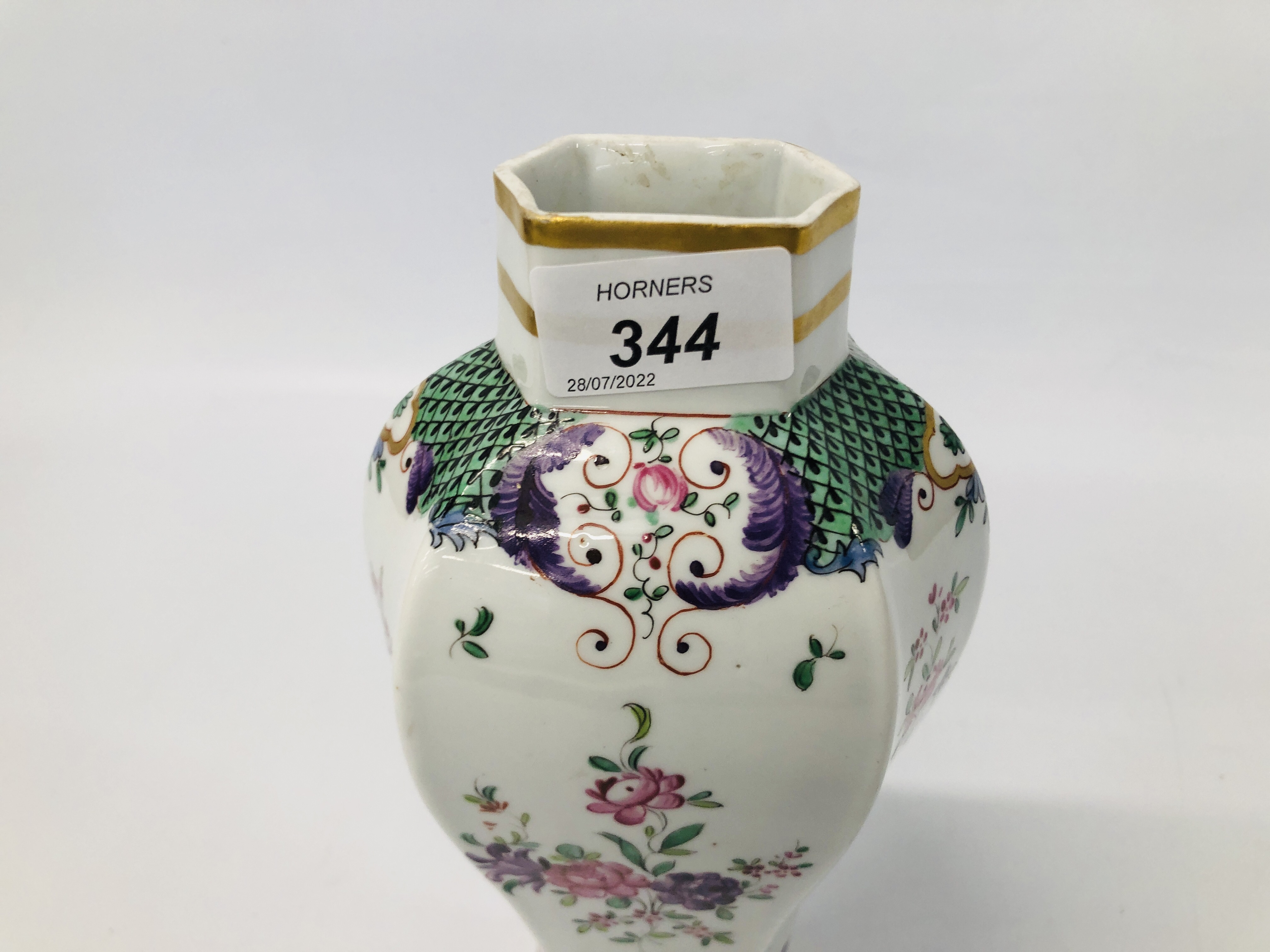 A MODERN CJINESE VASE OF HEXAGONAL BALUSTER FORM IN C18TH STYLE HEIGHT 26.5CM. - Image 2 of 11