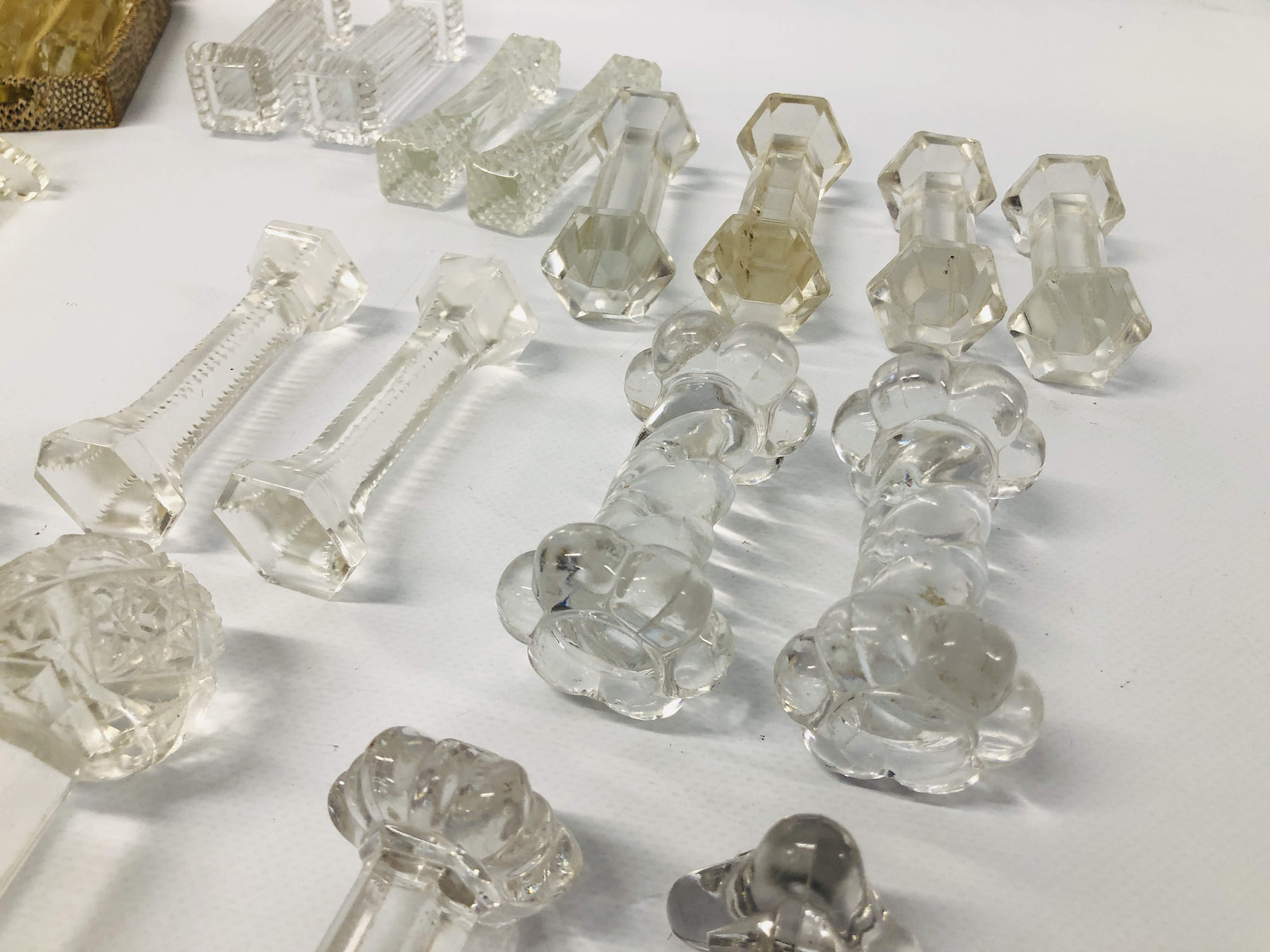 COLLECTION OF VINTAGE GLASS KNIFE RESTS TO INCLUDE CRYSTAL CUT GLASS, ETC. - Image 3 of 7