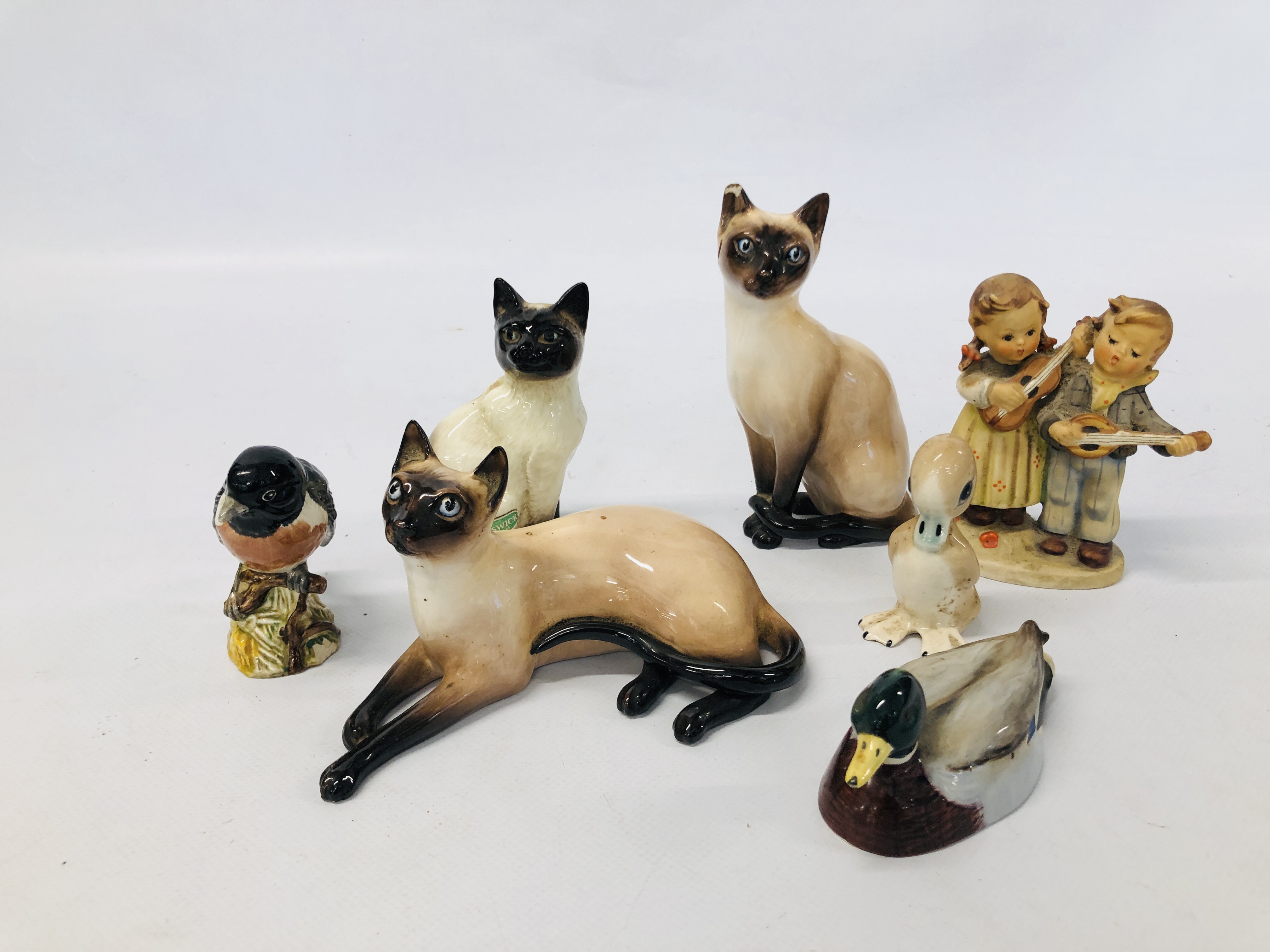 VARIOUS CABINET ORNAMENTS TO INCLUDE BESWICK MALLARD PAUL SCOTT, BESWICK BIRD AND CAT,