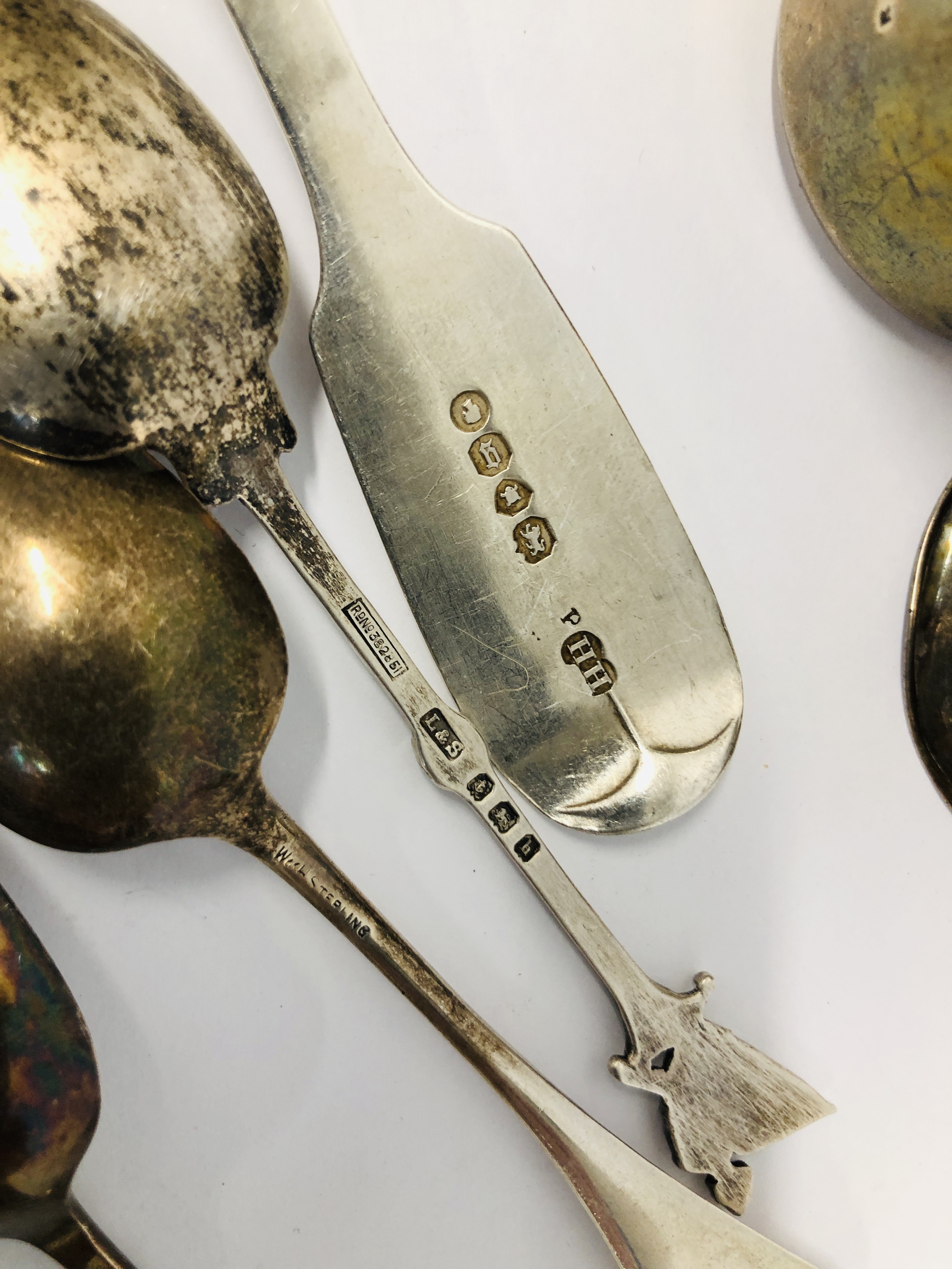 A GROUP OF 8 SILVER TEASPOONS TO INCLUDE GEORGIAN ALONG WITH THREE SILVER SERVIETTE RINGS - Image 11 of 13