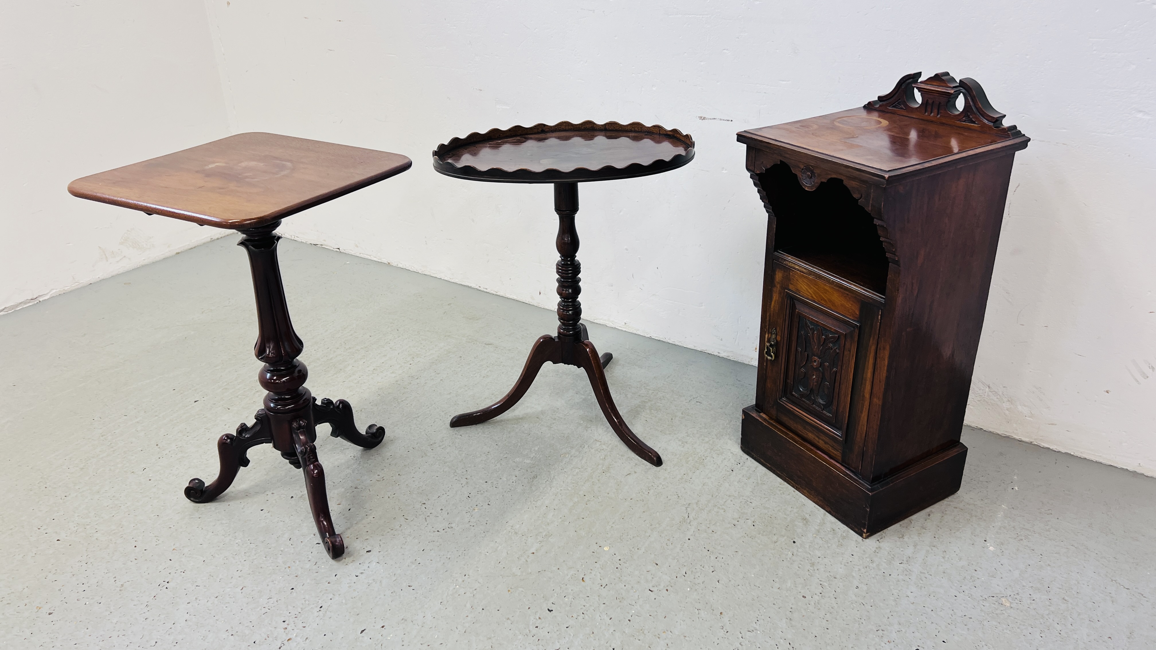 A VICTORIAN MAHOGANY TILT TOP PEDESTAL TABLE WITH SQUARE TOP 46CM. X 46CM.