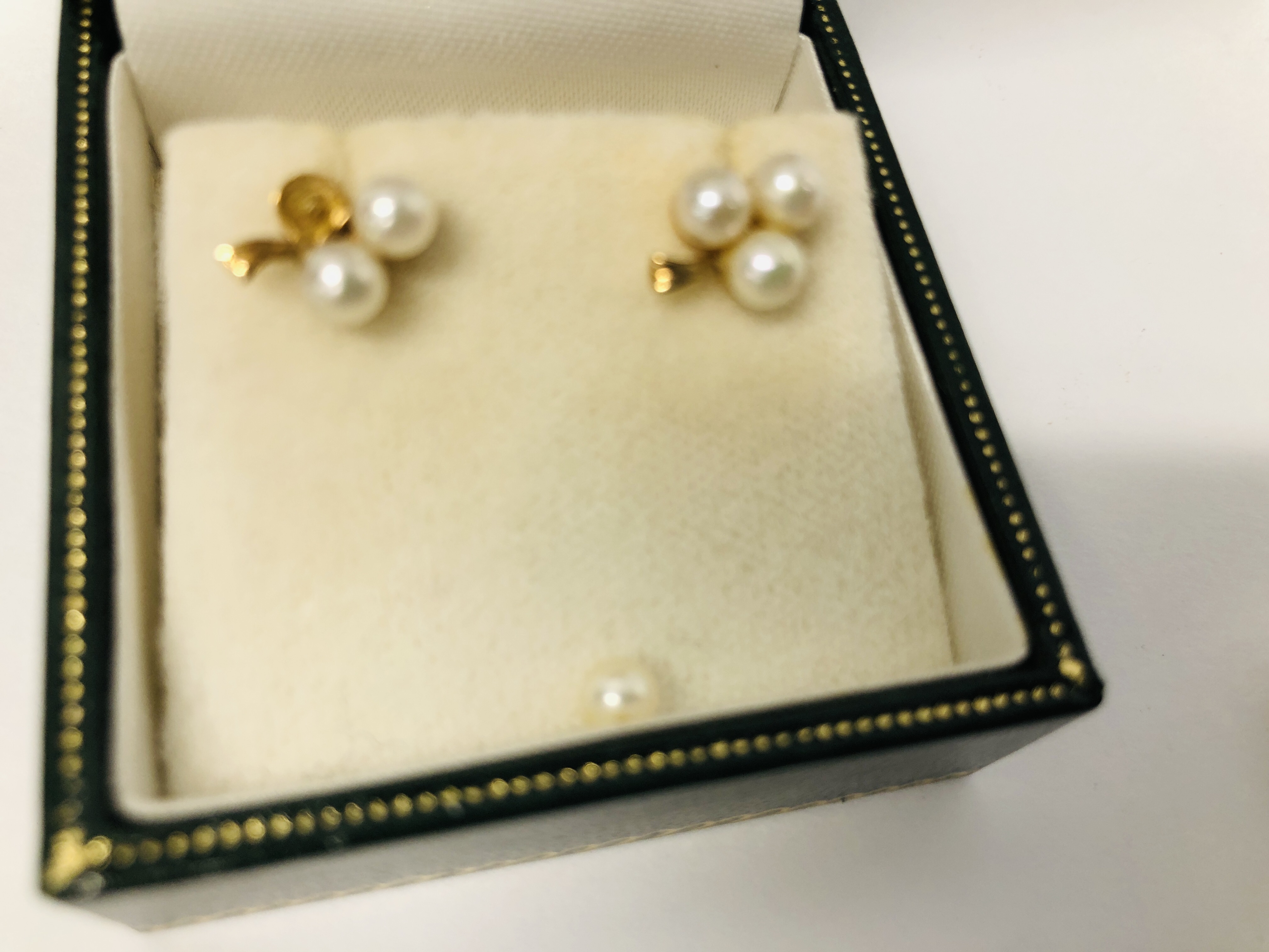 3 X PAIRS OF 9CT GOLD EARRINGS + PAIR OF UNMARKED TRI-COLOURED LEAF DESIGN EARRINGS, - Image 7 of 8