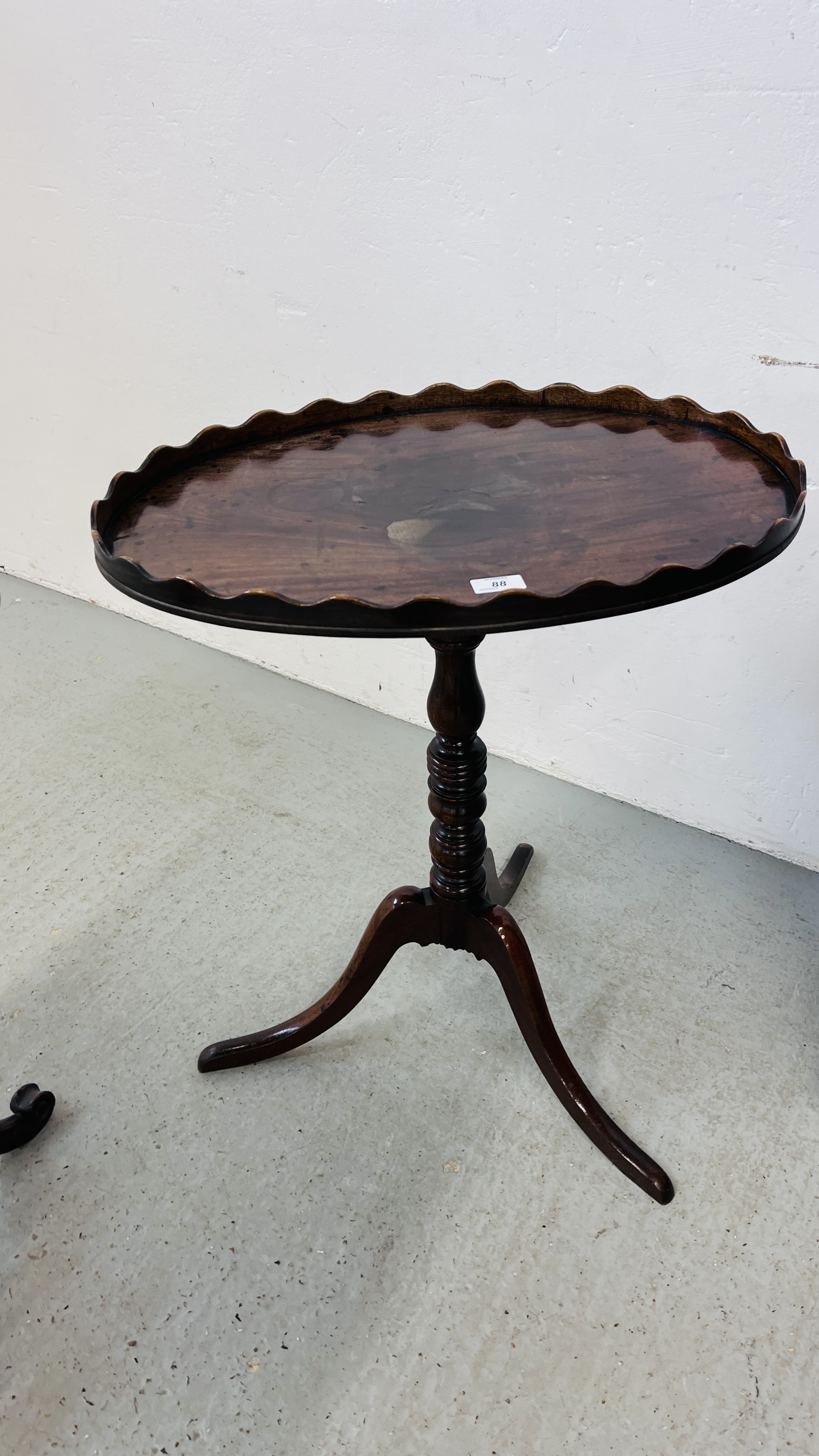 A VICTORIAN MAHOGANY TILT TOP PEDESTAL TABLE WITH SQUARE TOP 46CM. X 46CM. - Image 2 of 7