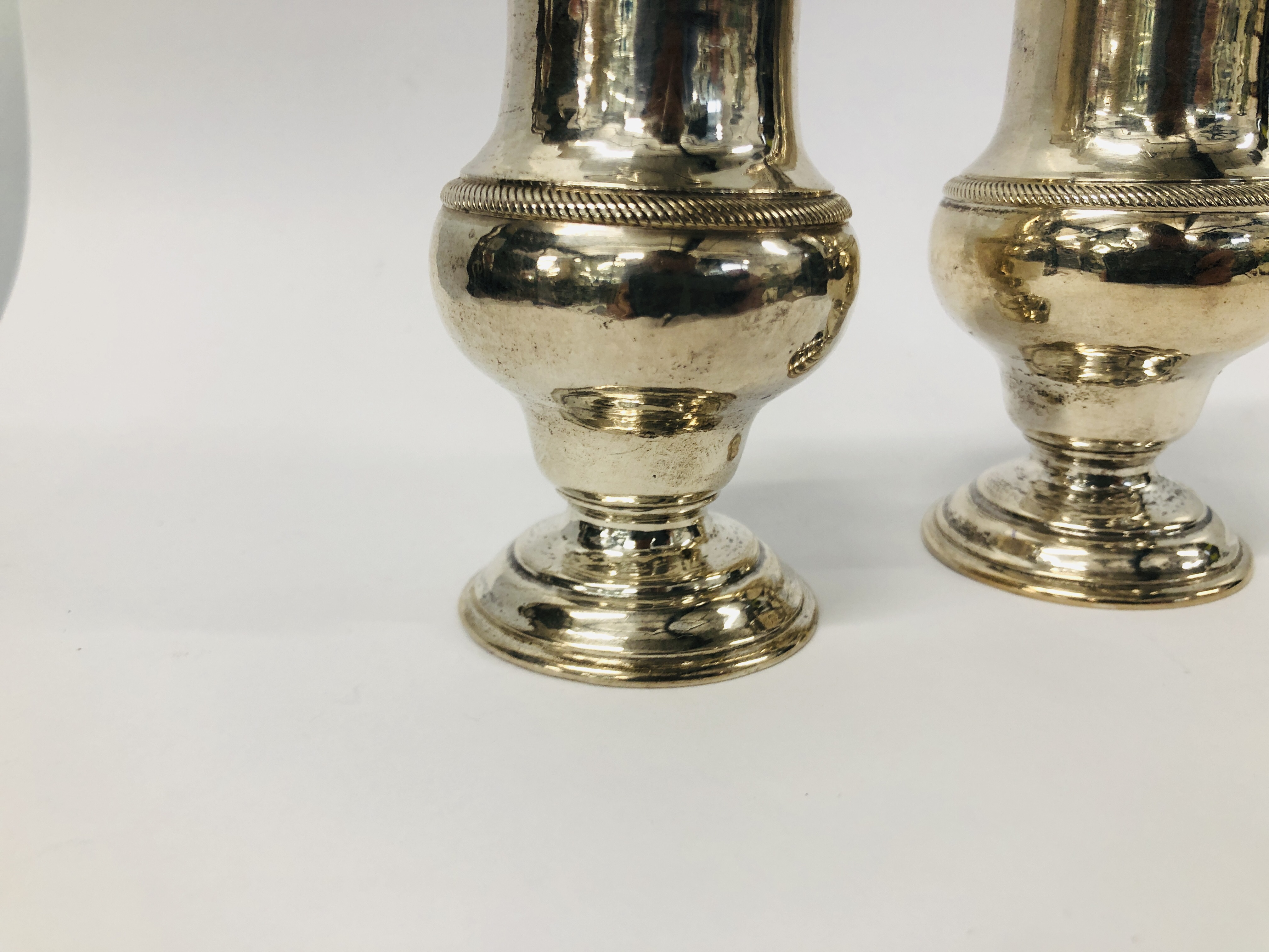 A PAIR OF GOOD QUALITY SILVER SIFTERS HEIGHT 13.5CM. - Image 5 of 15