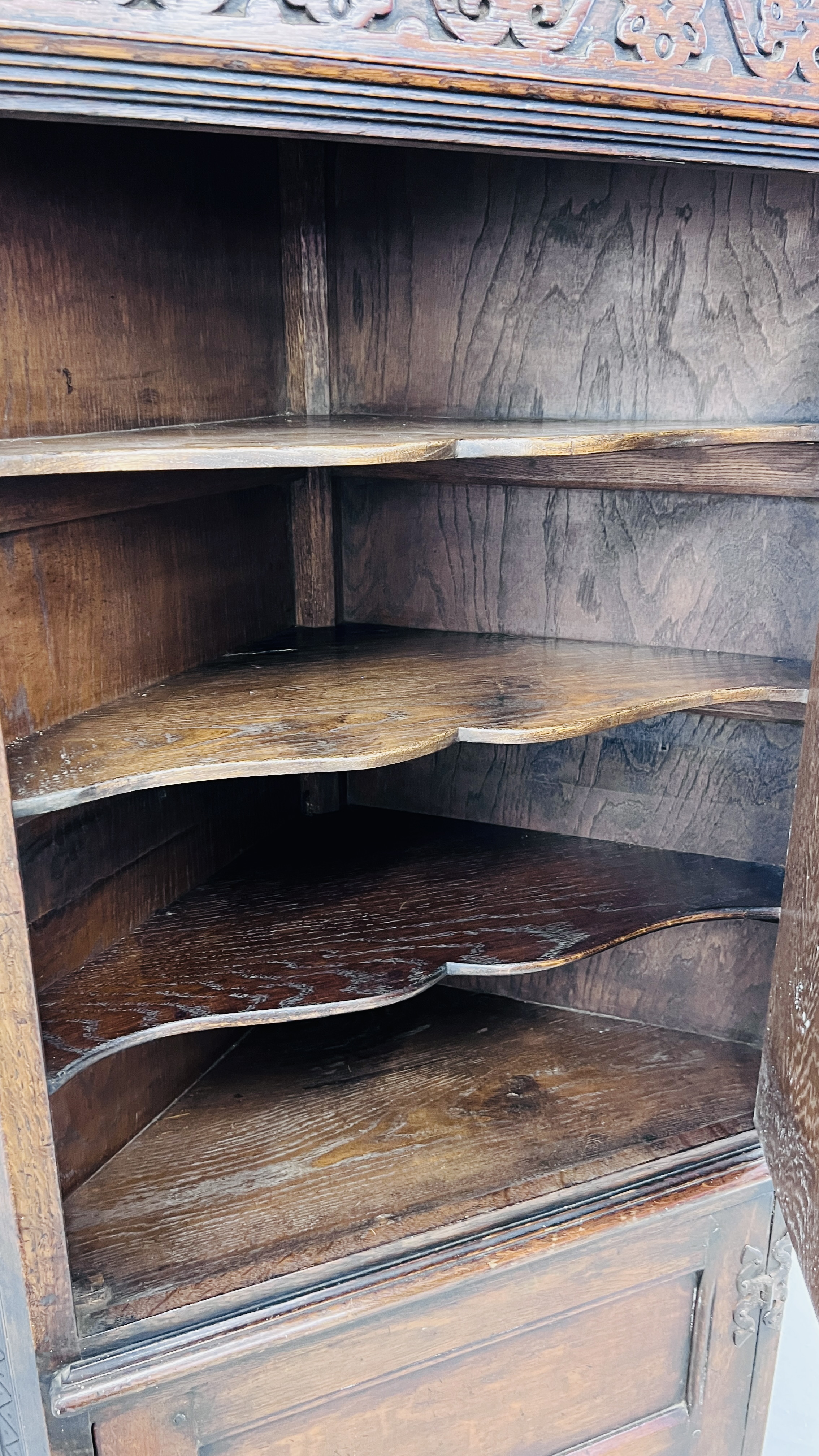 A REPRODUCTION OAK FLOOR STANDING TWO DOOR CORNER CABINET WITH SHELVED INTERIOR W 69CM H 161CM. - Image 10 of 11