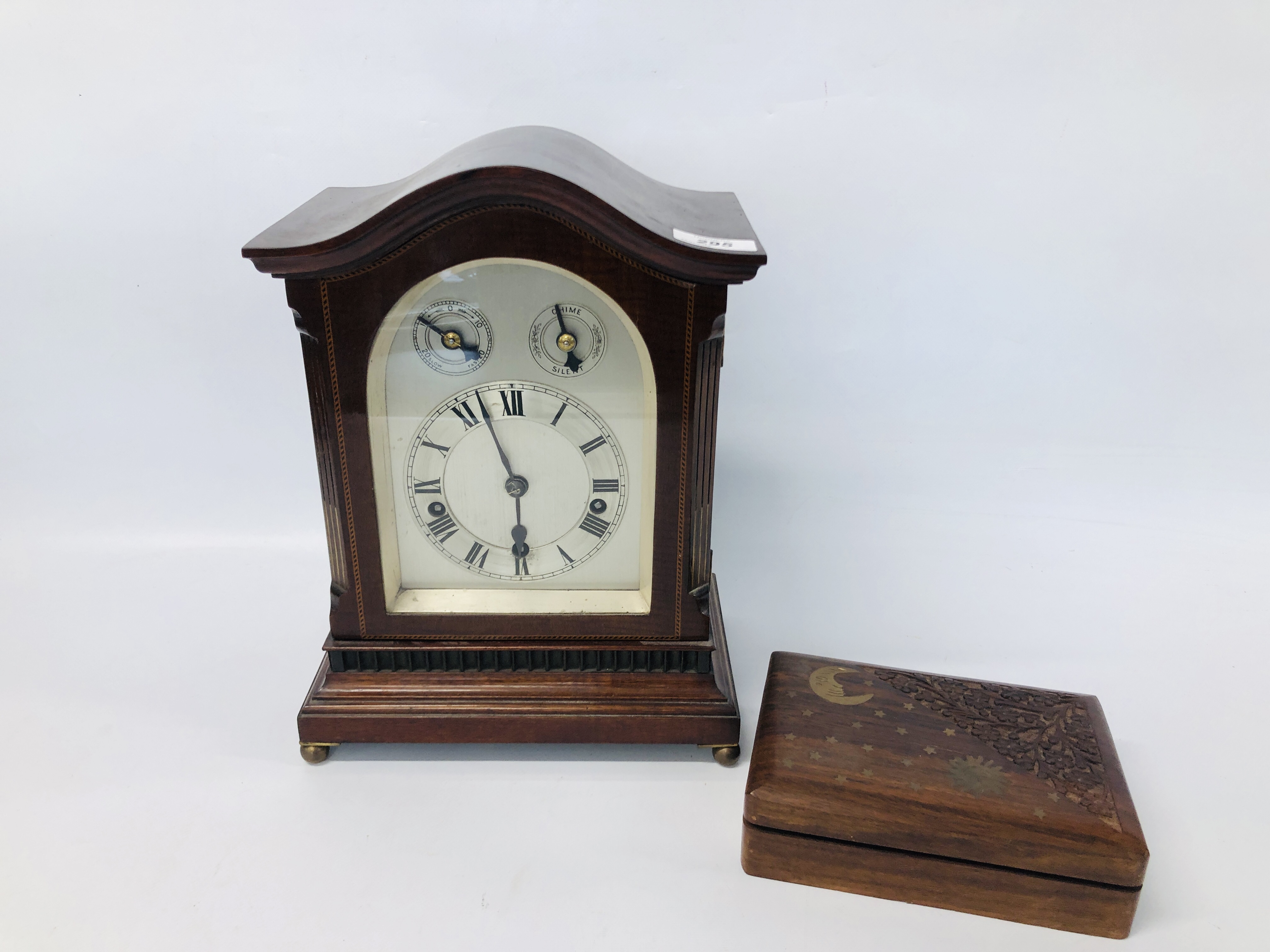A GOOD QUALITY MAHOGANY CASED EDWARDIAN MANTEL CLOCK WITH INLAID DETAIL,